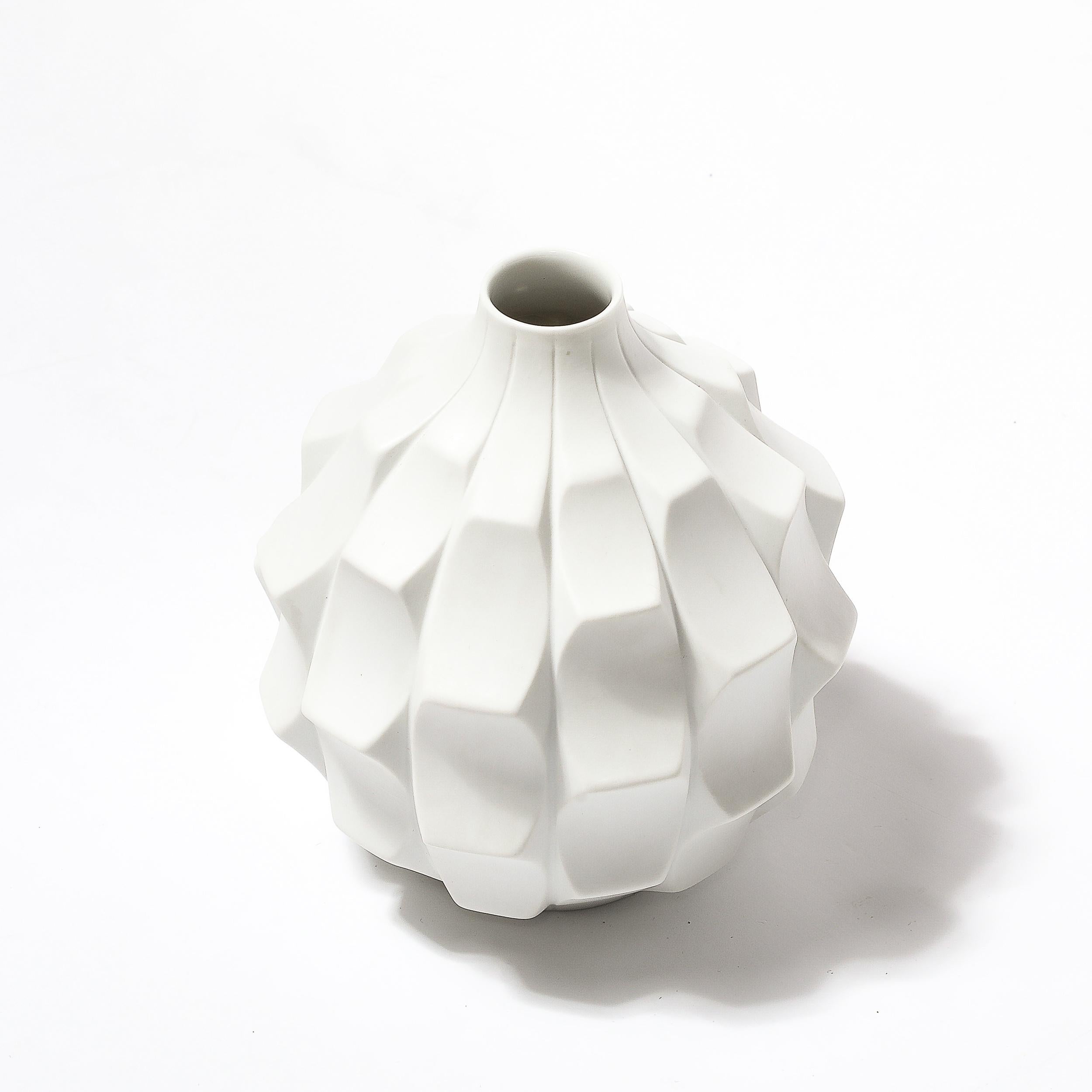 Vaso a carciofo in bisquit di Heinrich Fuchs per Hutschenreuther, metà del secolo scorso In condizioni ottime in vendita a New York, NY