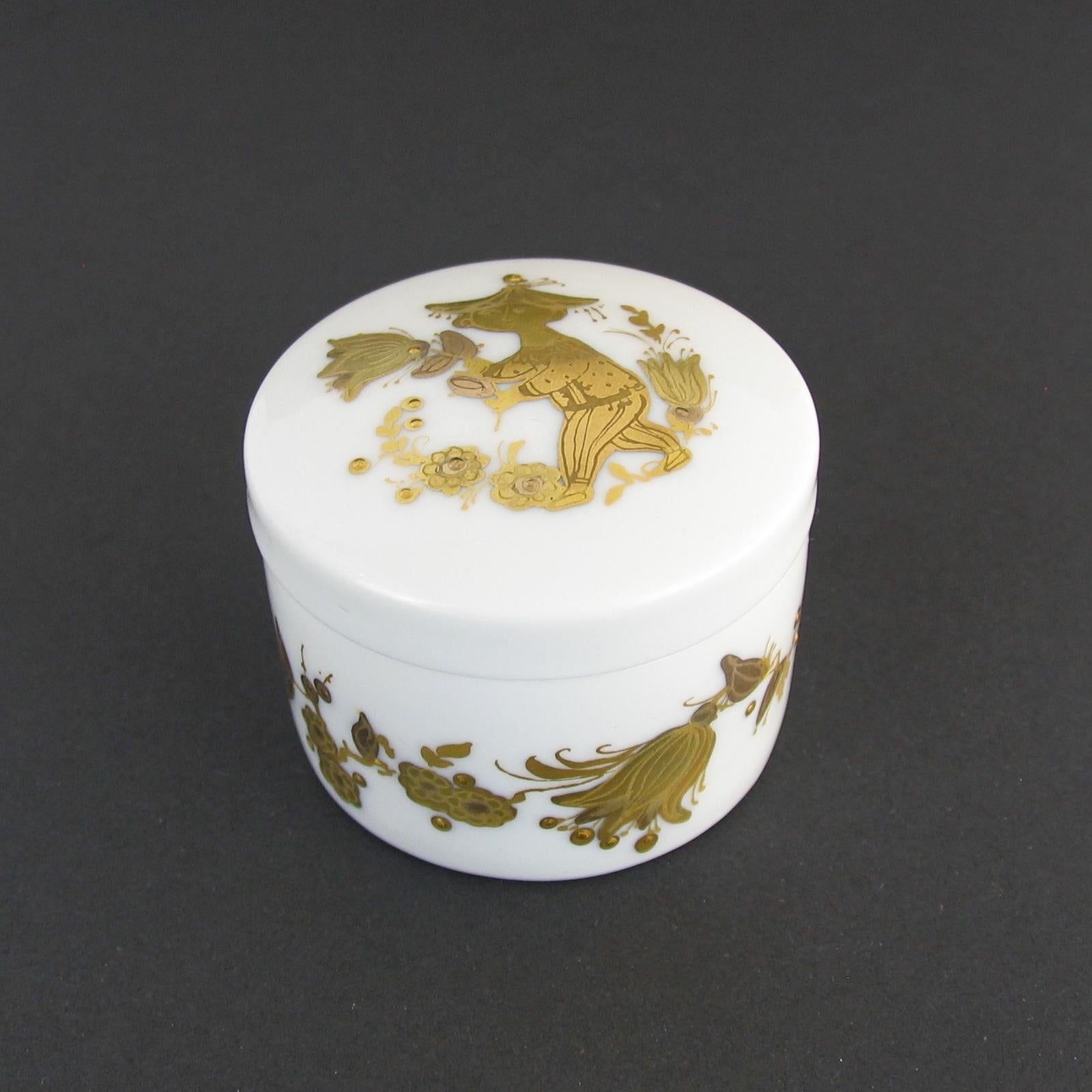 Boîte en porcelaine de Bjorn Wiinblad, Quatre Couleurs, conçue pour Rosenthal, Allemagne, 1981
Boîte à couvercle en porcelaine blanche, décorée d'un motif peint à l'or liquide, en quatre nuances d'or. Marques de fabrication sous le fond. En parfait