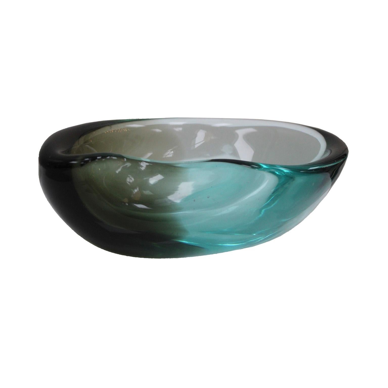 Bol italien conçu dans les années 1970, fabriqué à la main en verre de Murano. Signature gravée sur le fond. 

Chaque article proposé par LA Studio est contrôlé par notre équipe de 10 artisans dans notre atelier interne. Des demandes spéciales de