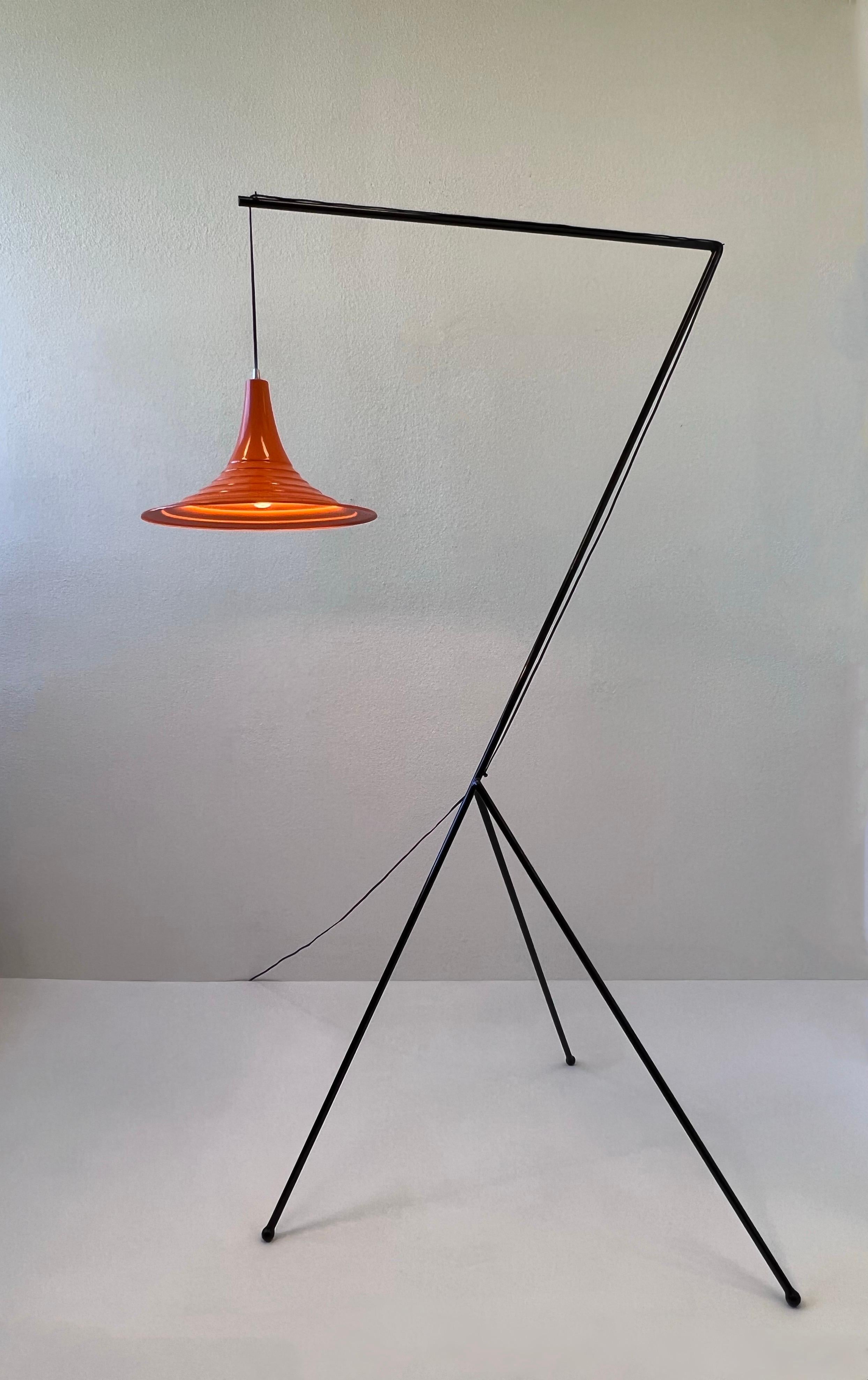 Magnifique lampadaire tripode de style Mid-Century Modern, noir et orange, peint par poudrage. 

Nouveau revêtement en poudre et nouveau câblage. Elle fonctionne avec une ampoule Edison de 100w Max.
Présente une légère usure due à l'âge. 

