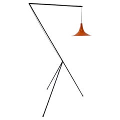 Moderne Dreibein-Stehlampe aus schwarzem und orangefarbenem Eisen, Mid-Century Modern 