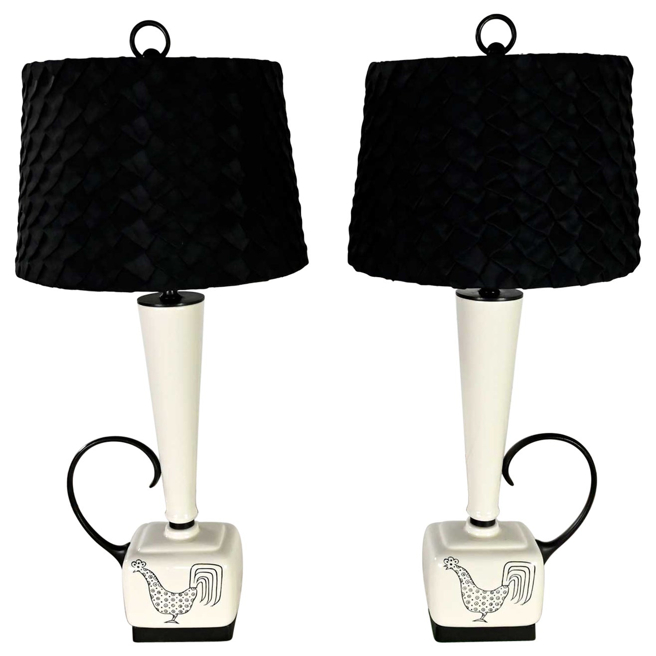 Lampade in ceramica bianca e nera della metà del secolo scorso con design a forma di gallo, una coppia in vendita