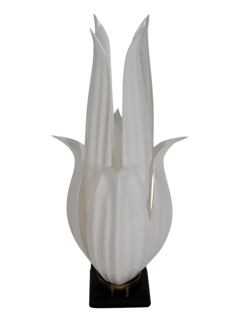 Une lampe de table de forme florale d'une beauté sculpturale réalisée par Roger Rougier dans les années 1970. La lampe est en acrylique noir et blanc avec des détails en laiton. Entièrement fonctionnel et prêt à être utilisé. Étiquette du fabricant.