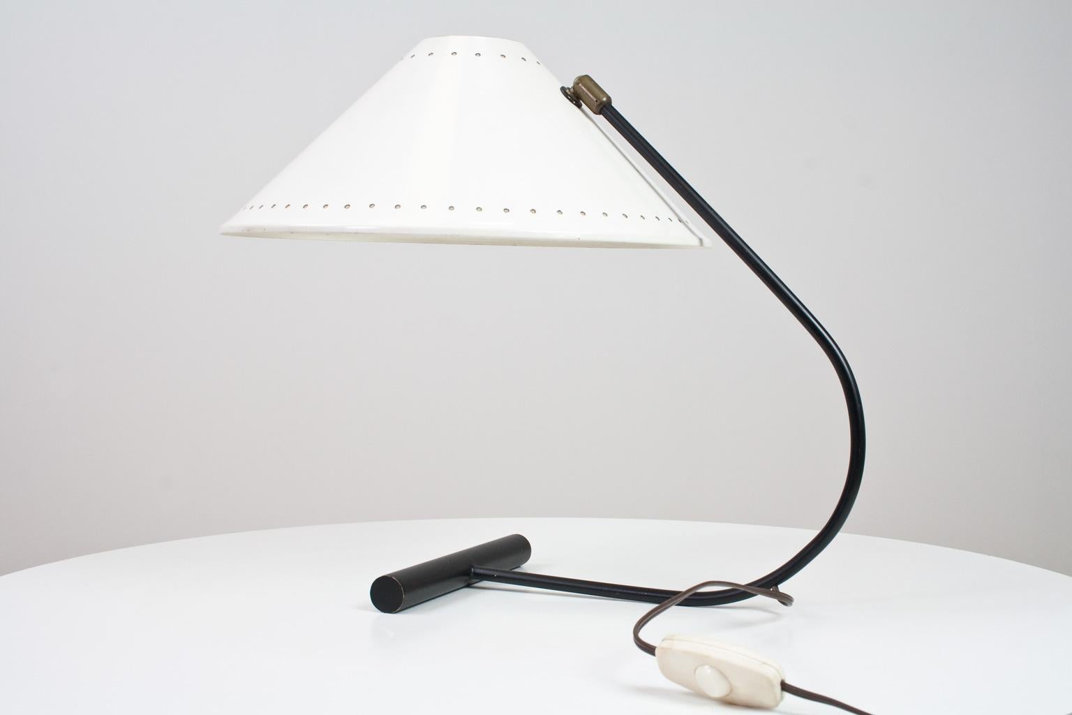 Mid-Century Modern, industrial desk or table lamp produced by Dutch manufacture Anvia in the 1960s. White metal lampshade and black metal foot, European plug. The listed item is in very good shape, light traces of use on the metal, yet well