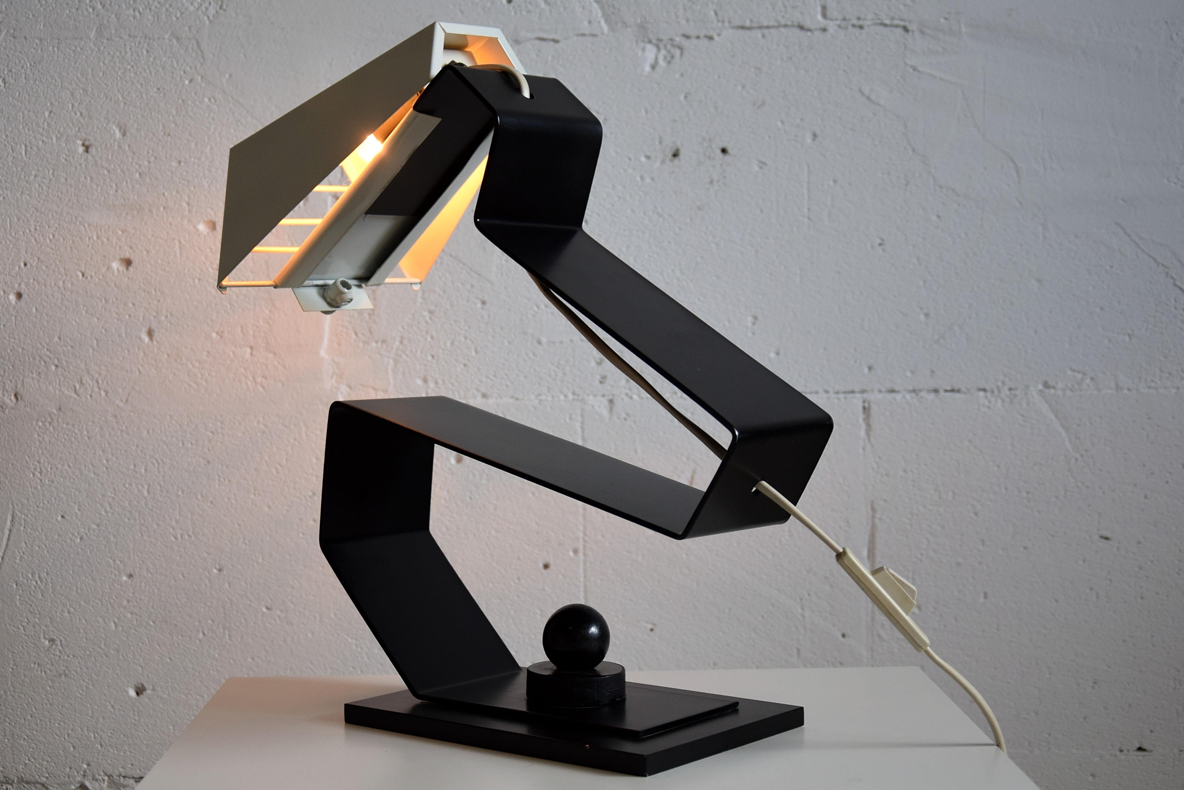 Mid-Century Modern Black and White Table Desk or Nightstand Lamp For Sale 5