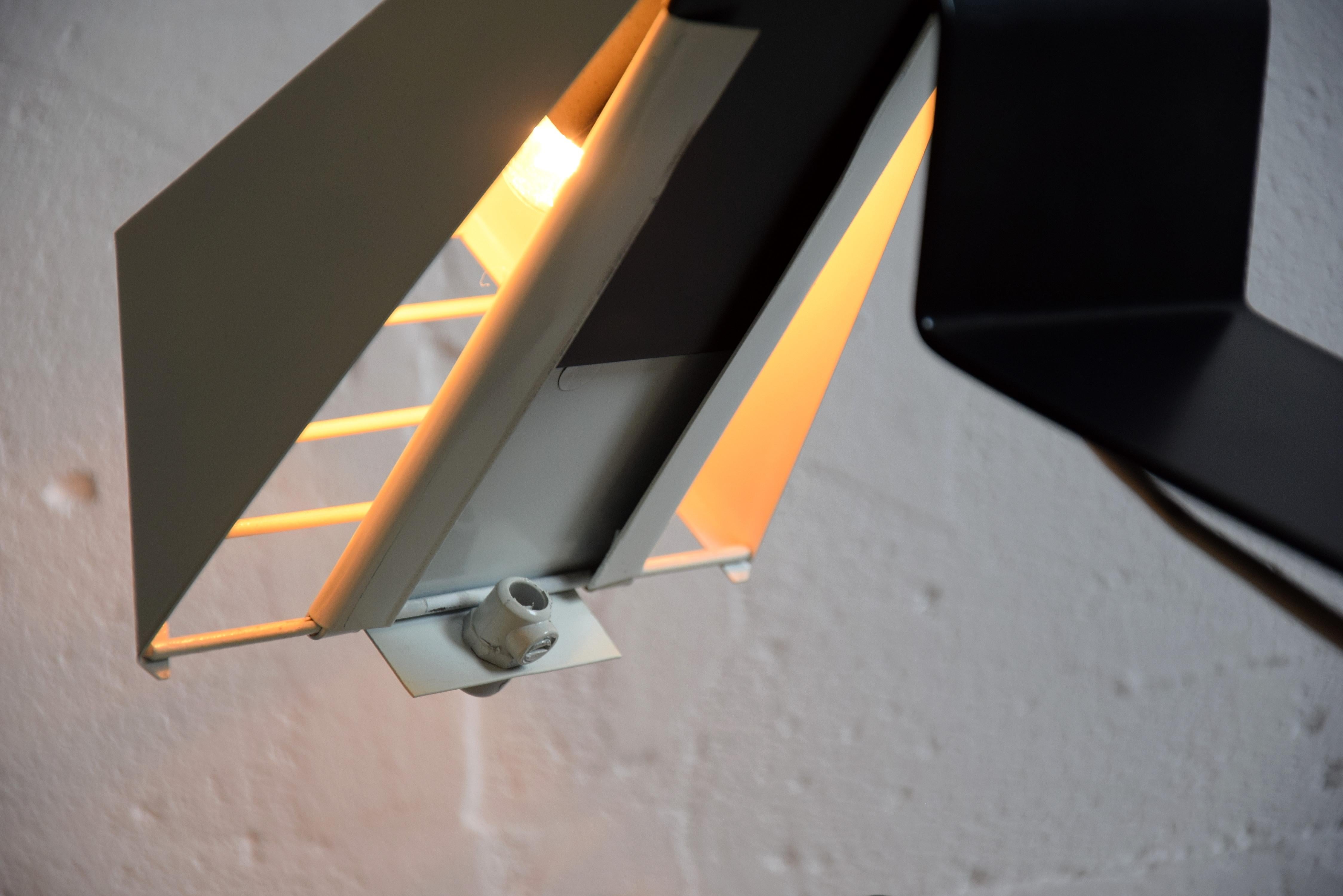 Moderne schwarz-weiße Tisch- oder Nachttischlampe aus der Mitte des Jahrhunderts im Angebot 4
