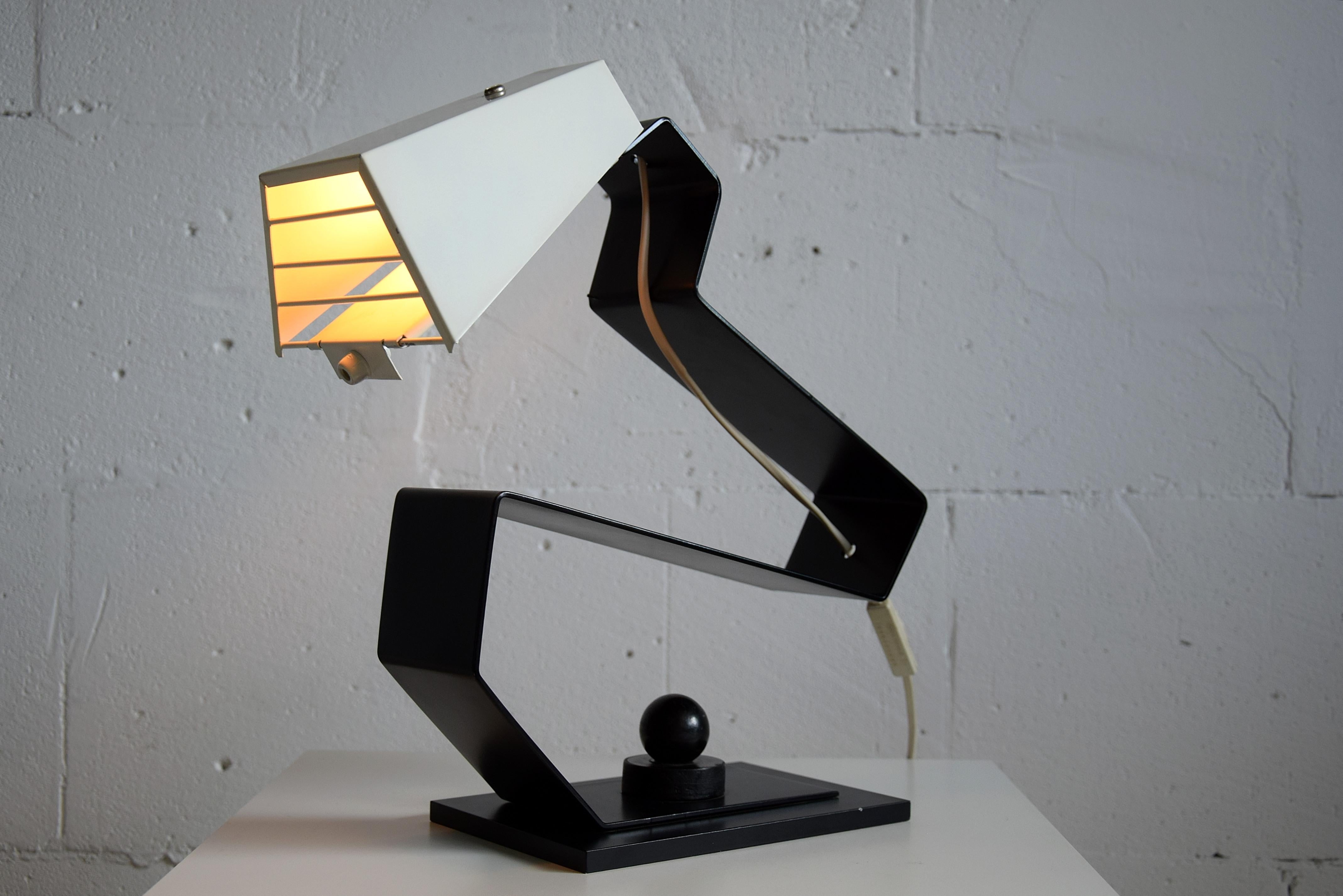 Mid-Century Modern Black and White Table Desk or Nightstand Lamp For Sale 7
