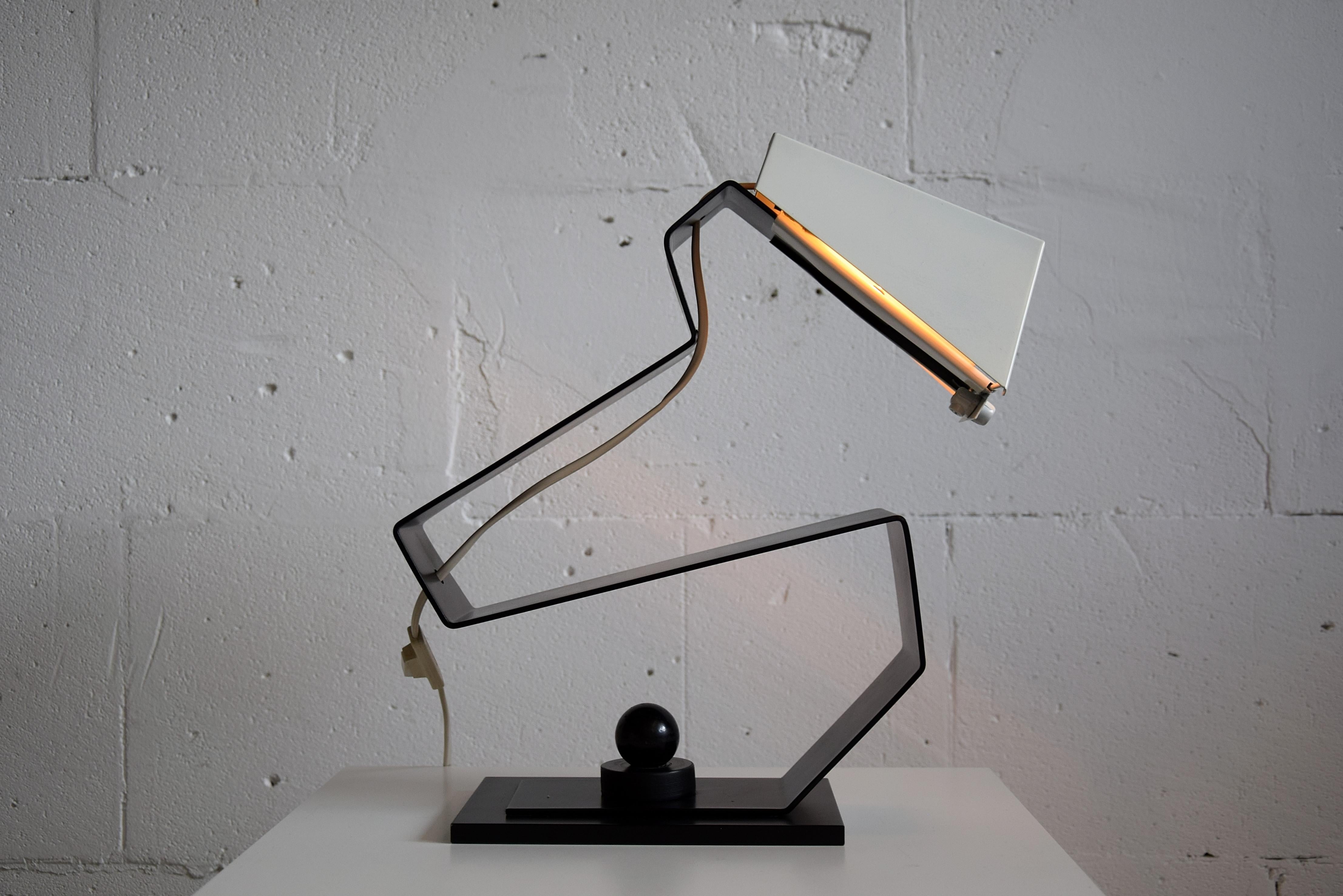 Mid-Century Modern Black and White Table Desk or Nightstand Lamp In Good Condition For Sale In Weesp, NL