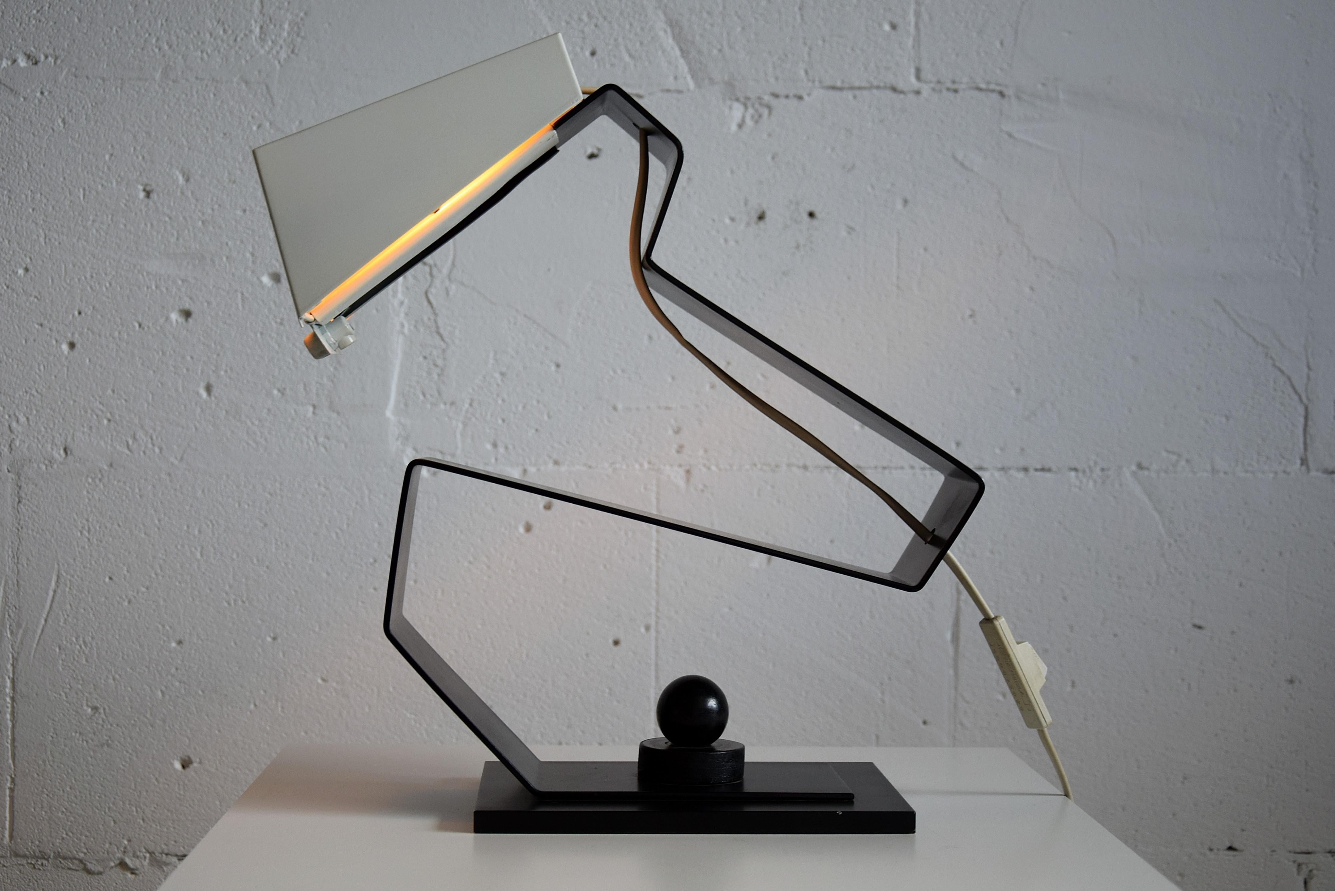 Mid-Century Modern Black and White Table Desk or Nightstand Lamp For Sale 1