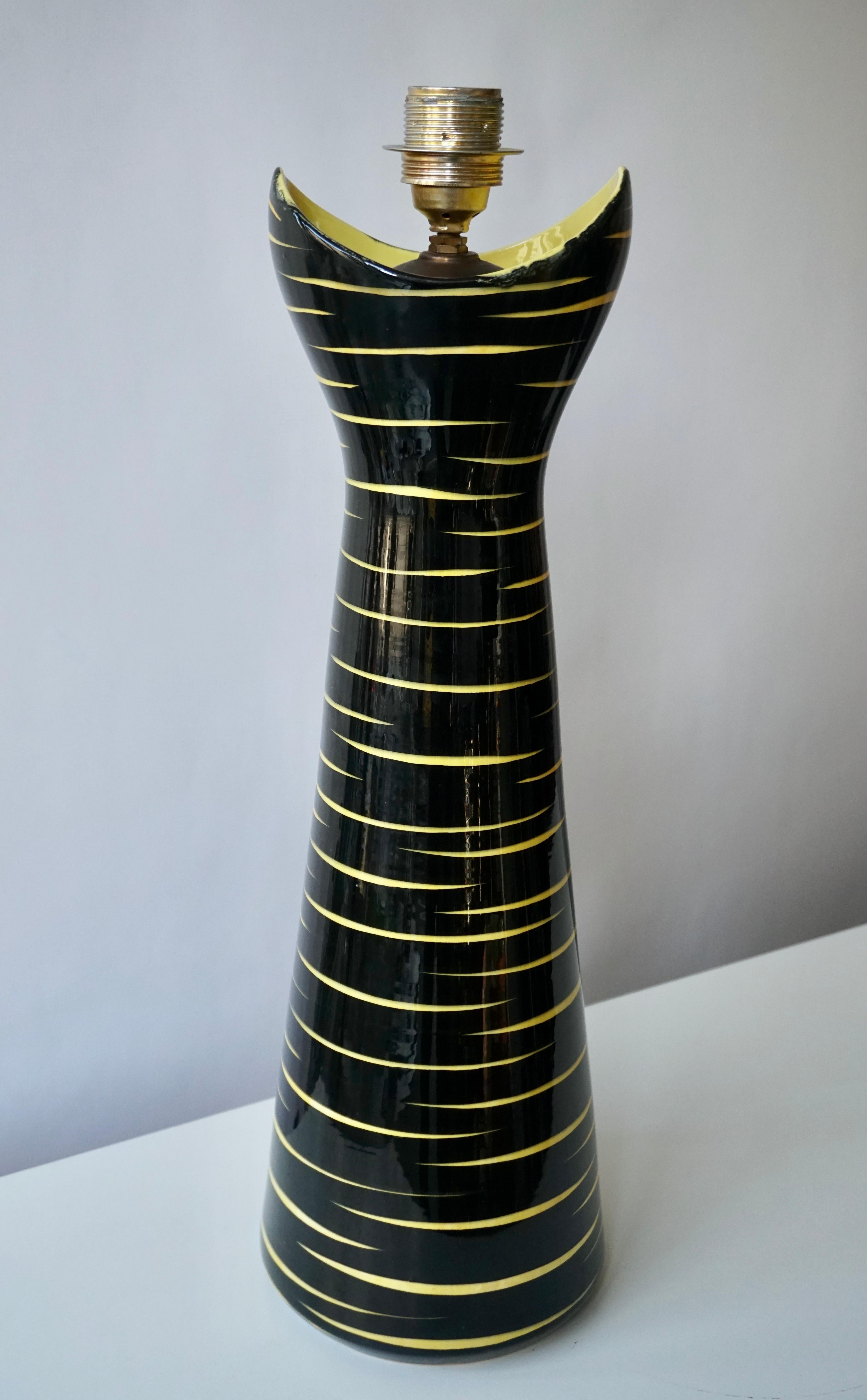 Mid-Century Modern Lampe de table en céramique jaune et noire, années 1950 en vente