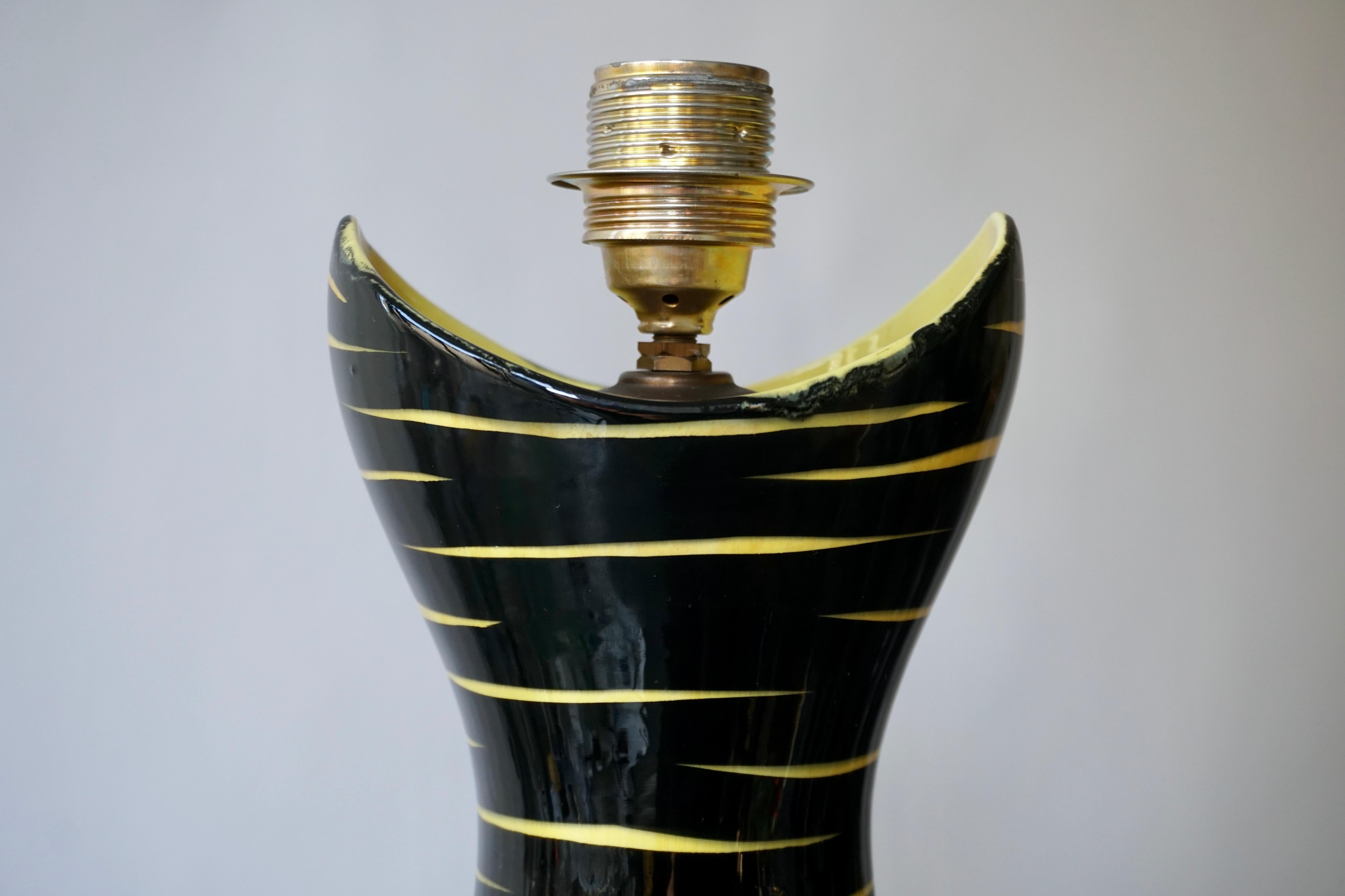 Moderne schwarze und gelbe Keramik-Tischlampe aus der Mitte des Jahrhunderts, 1950er Jahre (Deutsch) im Angebot