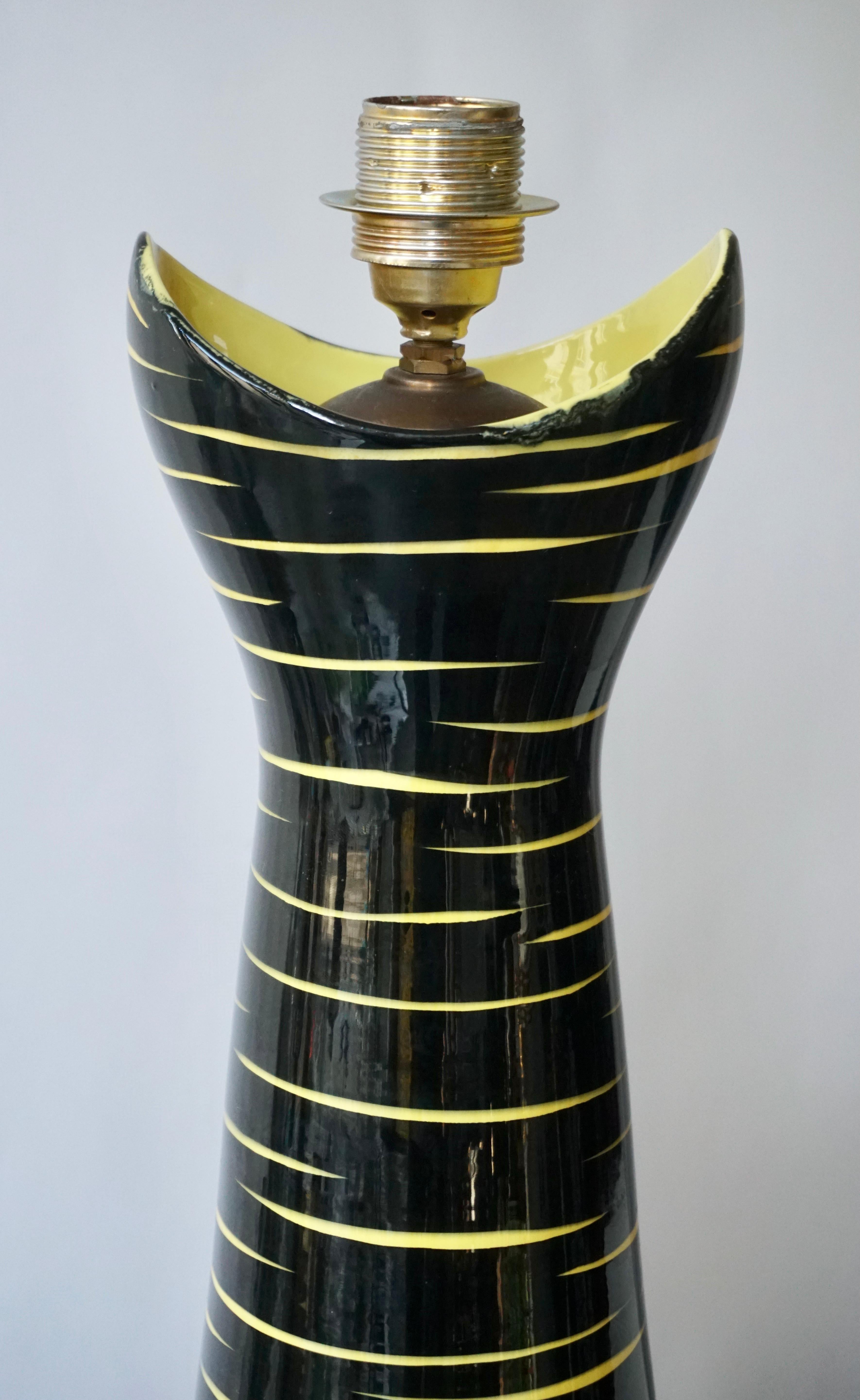 Moderne schwarze und gelbe Keramik-Tischlampe aus der Mitte des Jahrhunderts, 1950er Jahre im Zustand „Gut“ im Angebot in Antwerp, BE