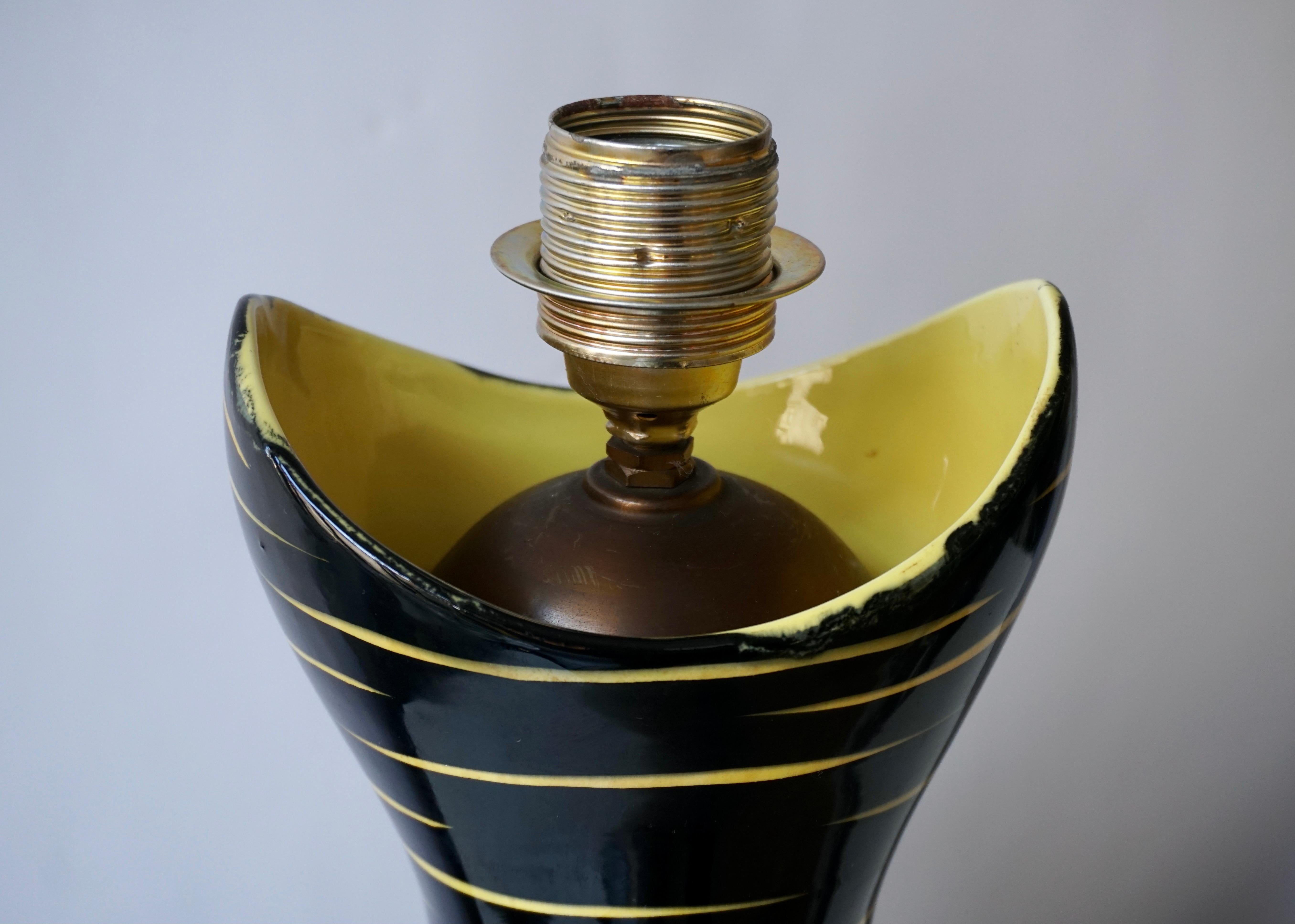 Moderne schwarze und gelbe Keramik-Tischlampe aus der Mitte des Jahrhunderts, 1950er Jahre (Messing) im Angebot