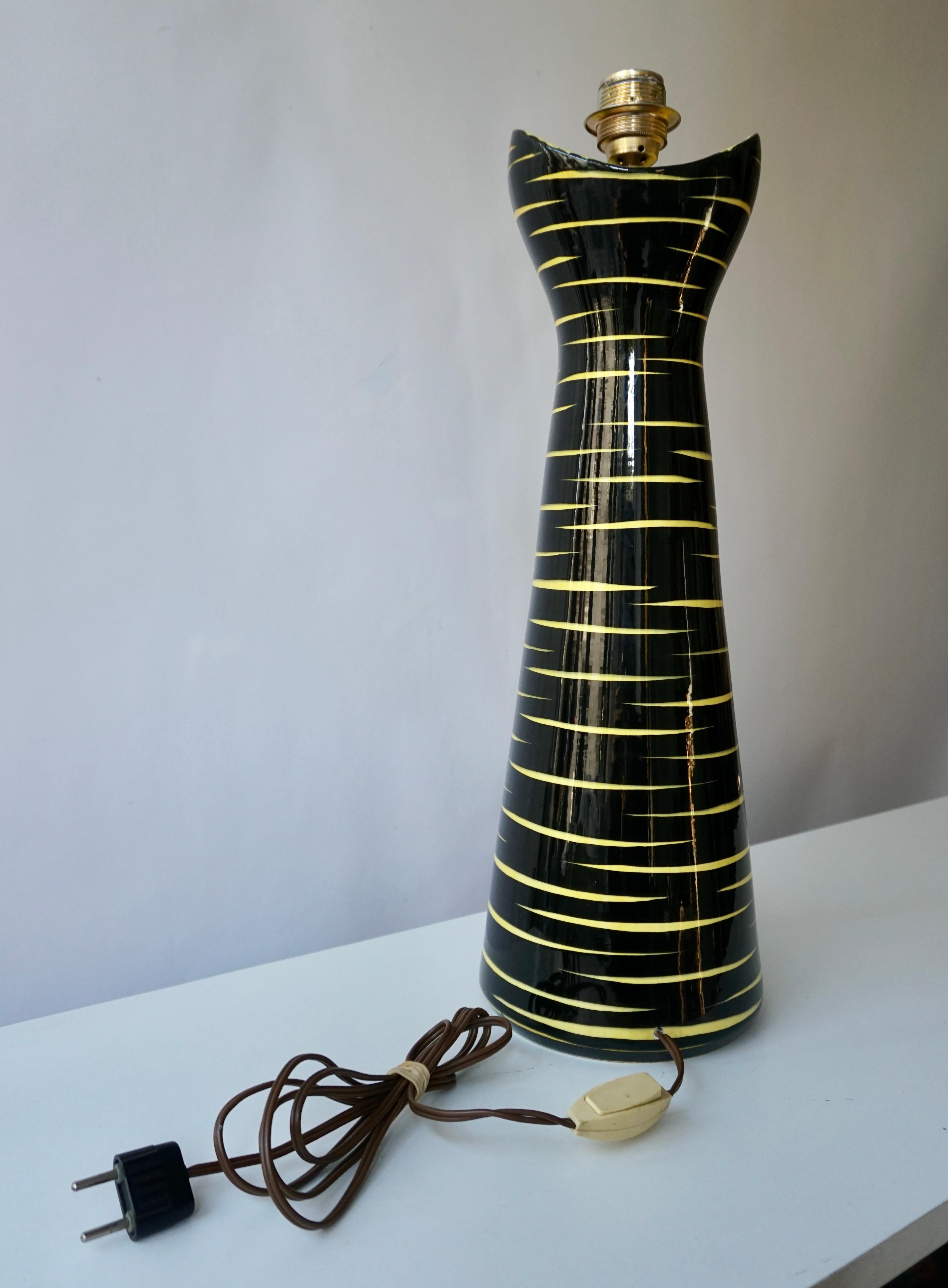 Lampe de table en céramique jaune et noire, années 1950 en vente 1