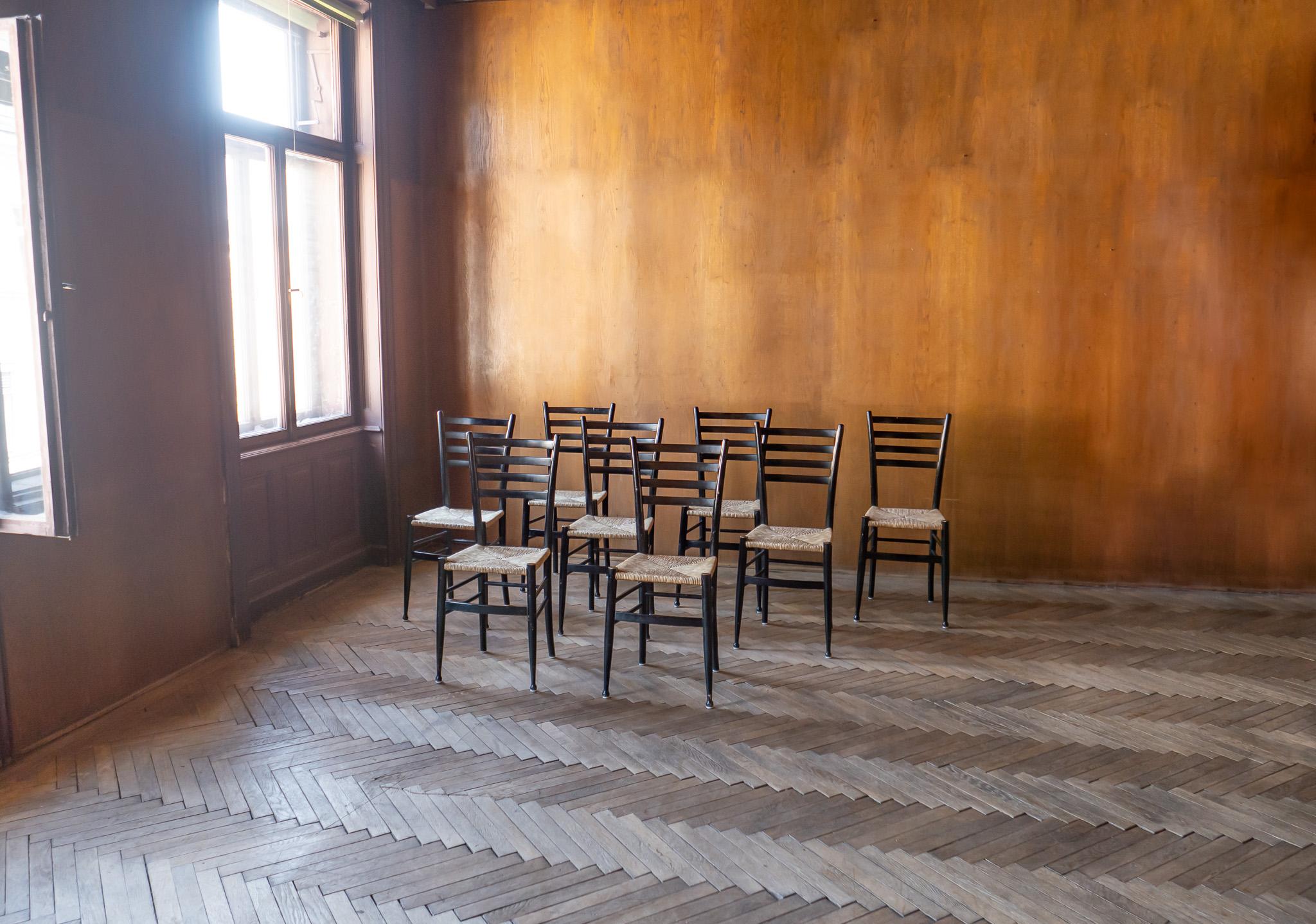 Chaises de salle à manger en chiavari noir, Italie 1960s Bon état - En vente à Vienna, AT