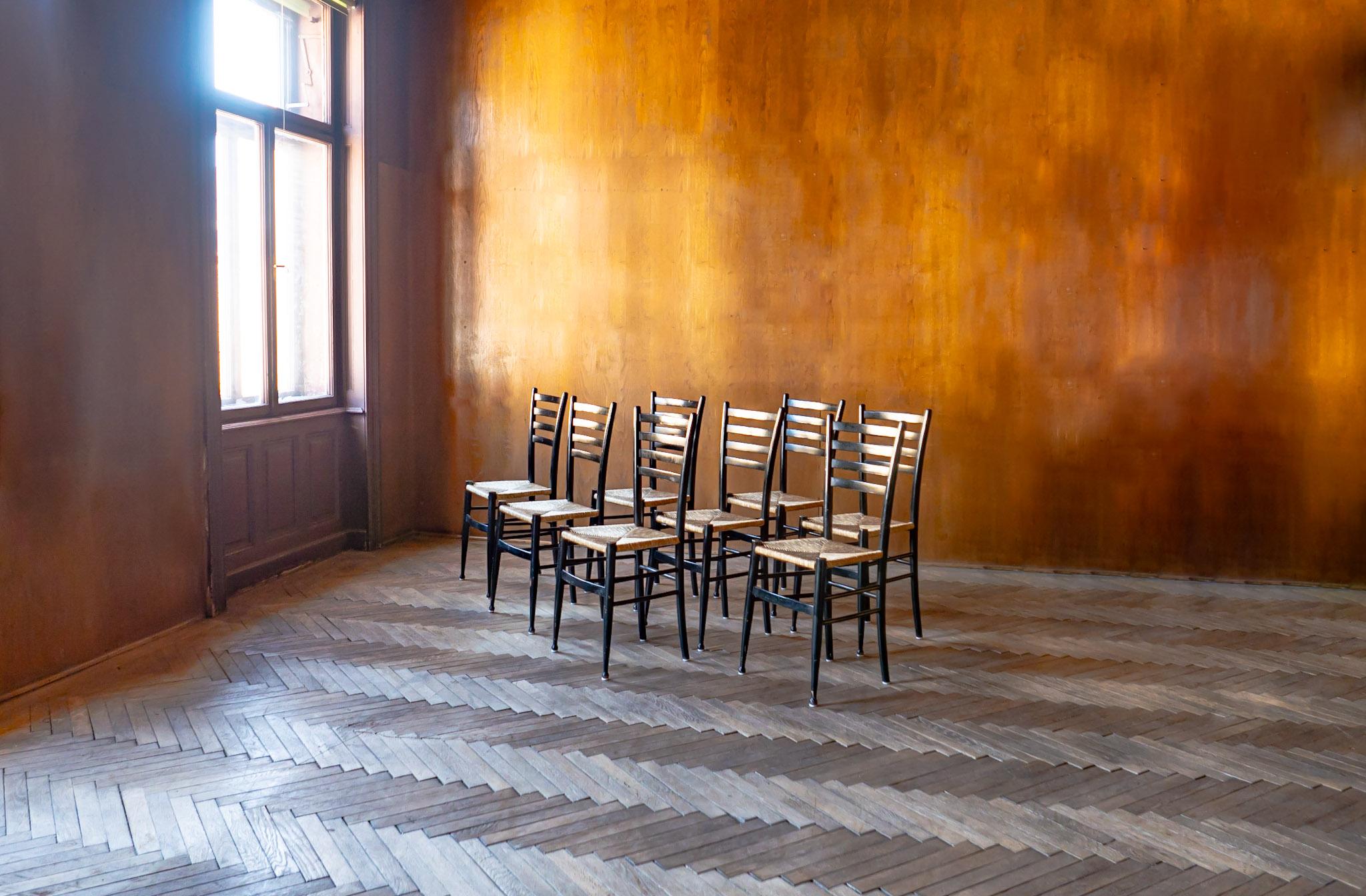 Mid-Century Modern schwarze Bast-Chiavari-Esszimmerstühle, Italien 1960er Jahre.

Dieser Satz von 8 Esszimmerstühlen aus Holz wurde von der italienischen Möbelfirma Chiavari in den 1960er Jahren entworfen und hergestellt. Jeder Stuhl besteht aus