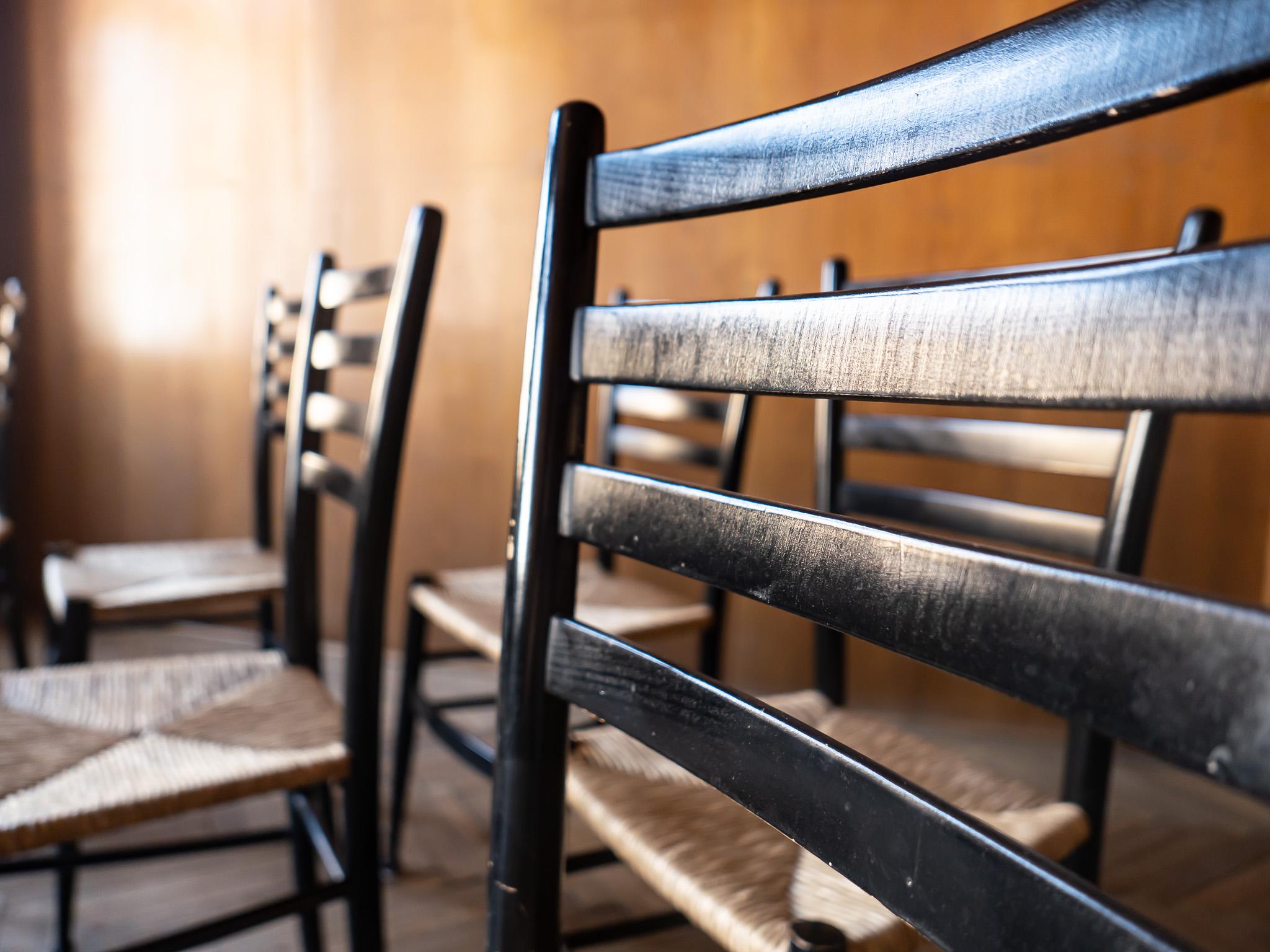 Osier Chaises de salle à manger en chiavari noir, Italie 1960s en vente