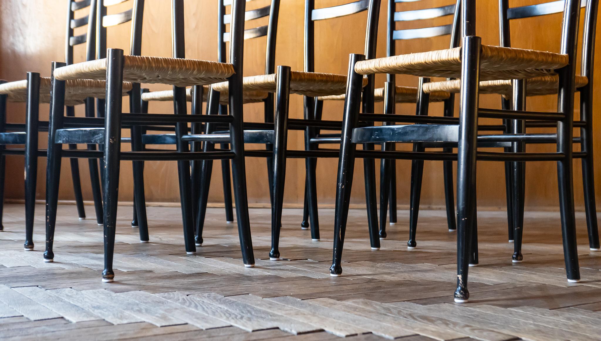 Chaises de salle à manger en chiavari noir, Italie 1960s en vente 2