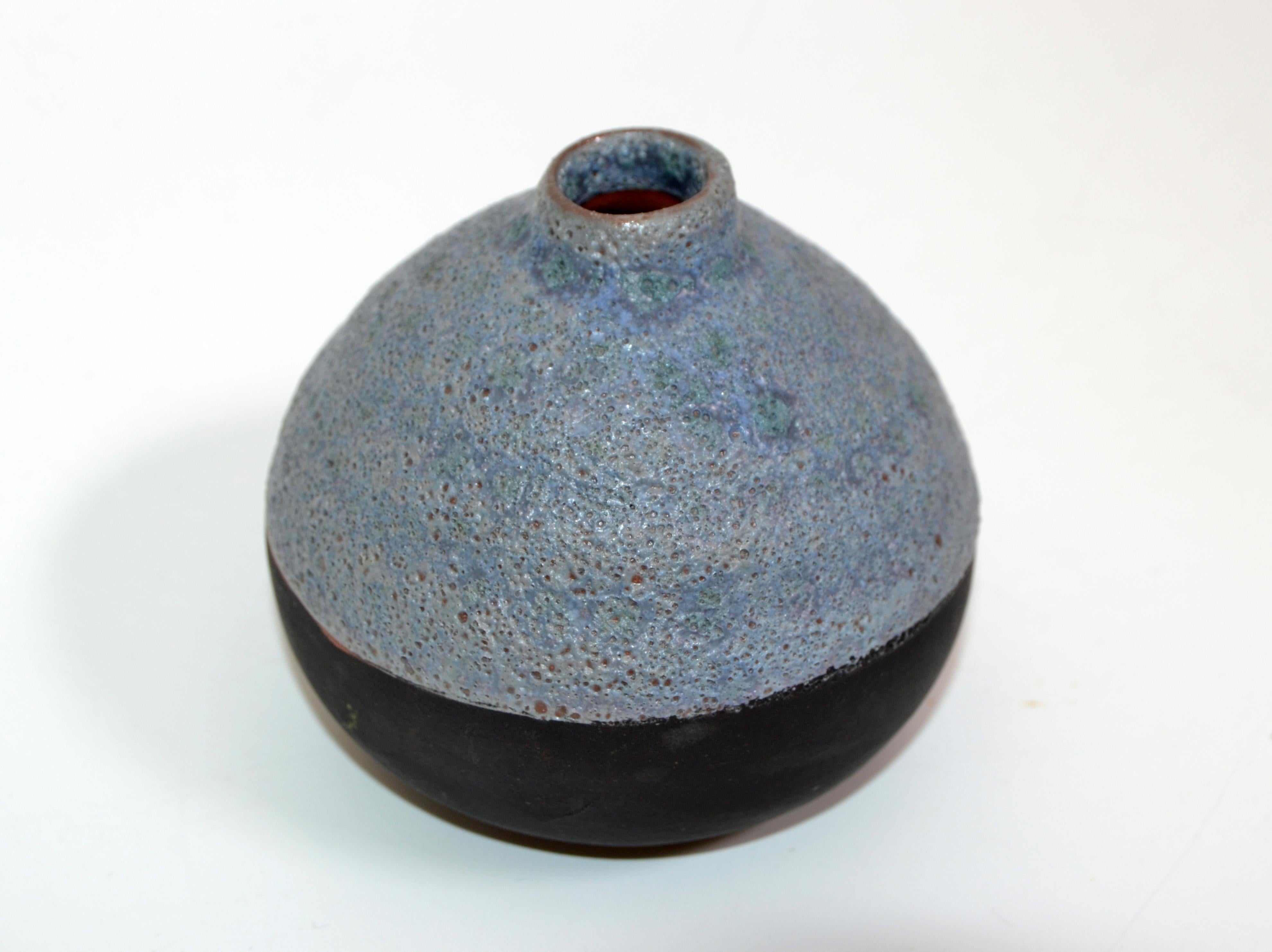 Vase ou récipient rond Raku américain de style moderne du milieu du siècle, émaillé à l'intérieur, de couleur bleue et noire, fabriqué à la main.
Le vase de Studio Art Pottery est à deux textures.

 