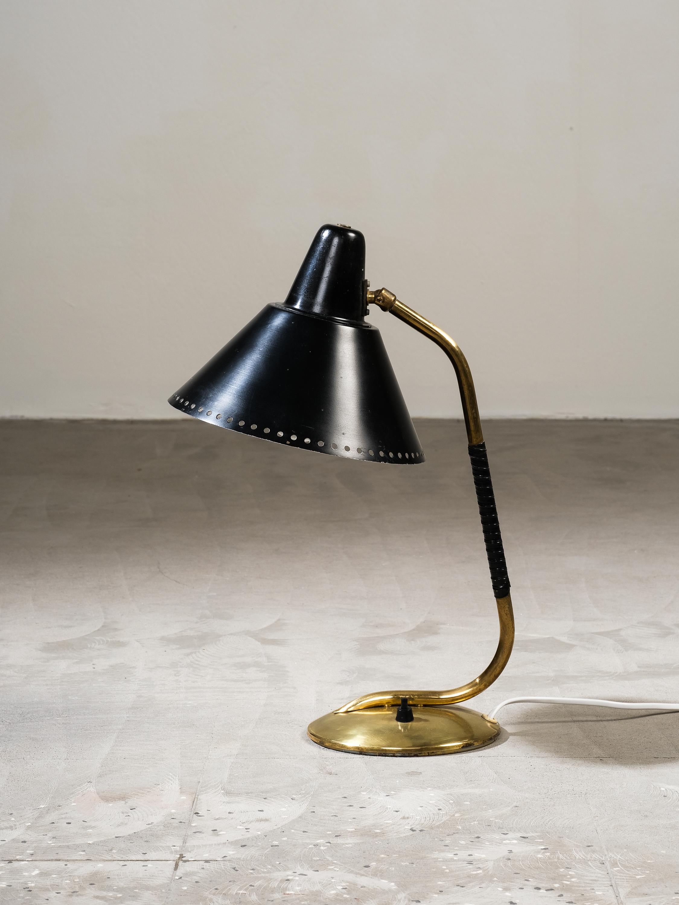 A Mid-20th century table/desk lamp by Valinte Oy, Finland, 1950s.
Brass and black painted metal. Manufacturer's mark.

Shade diameter 22cm
E27 bulb holder