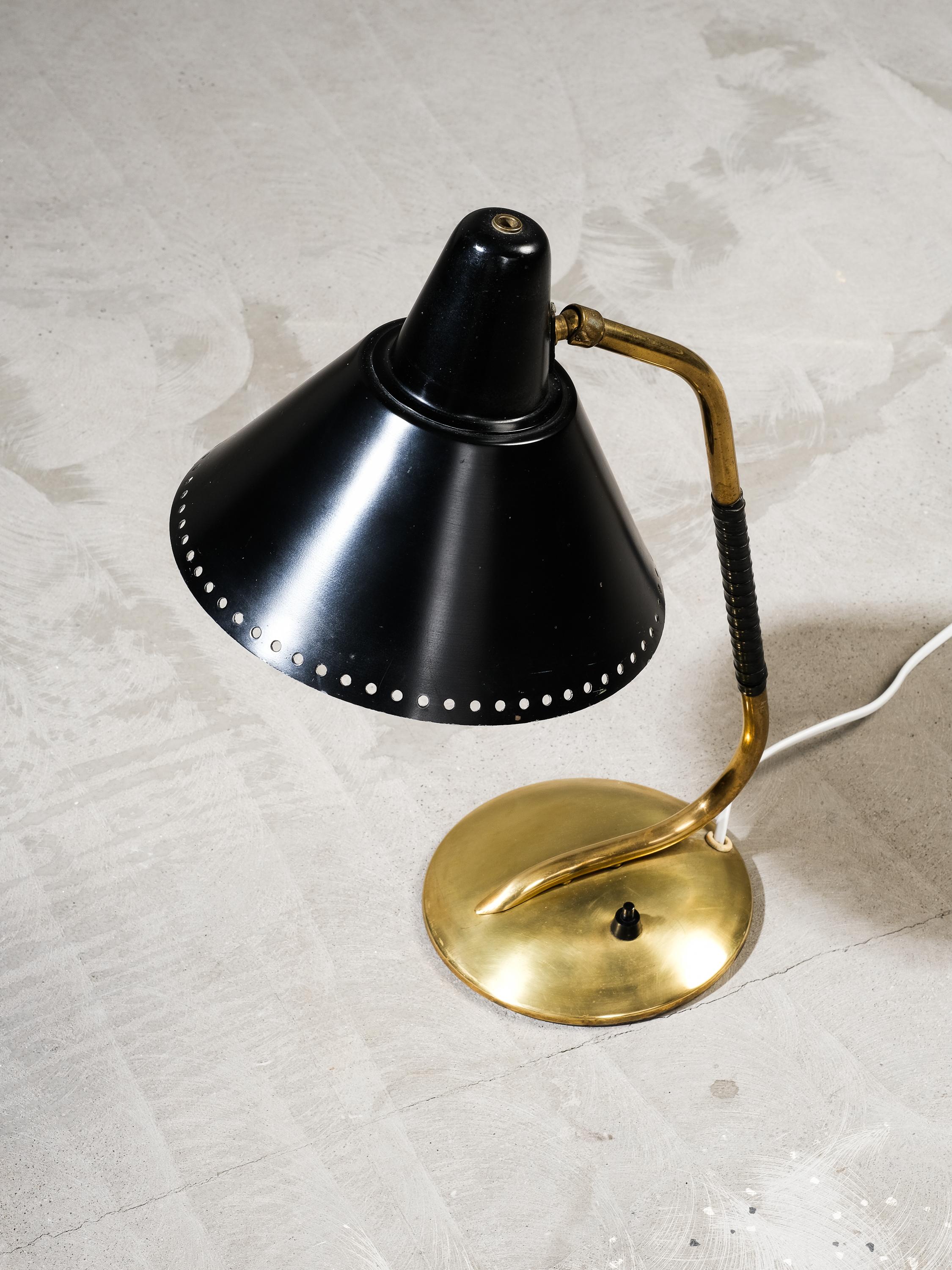 Scandinavian Modern Mid-Century Modern Black & Brass Table/Desk Lamp by Valinte, Finland, 1950s For Sale