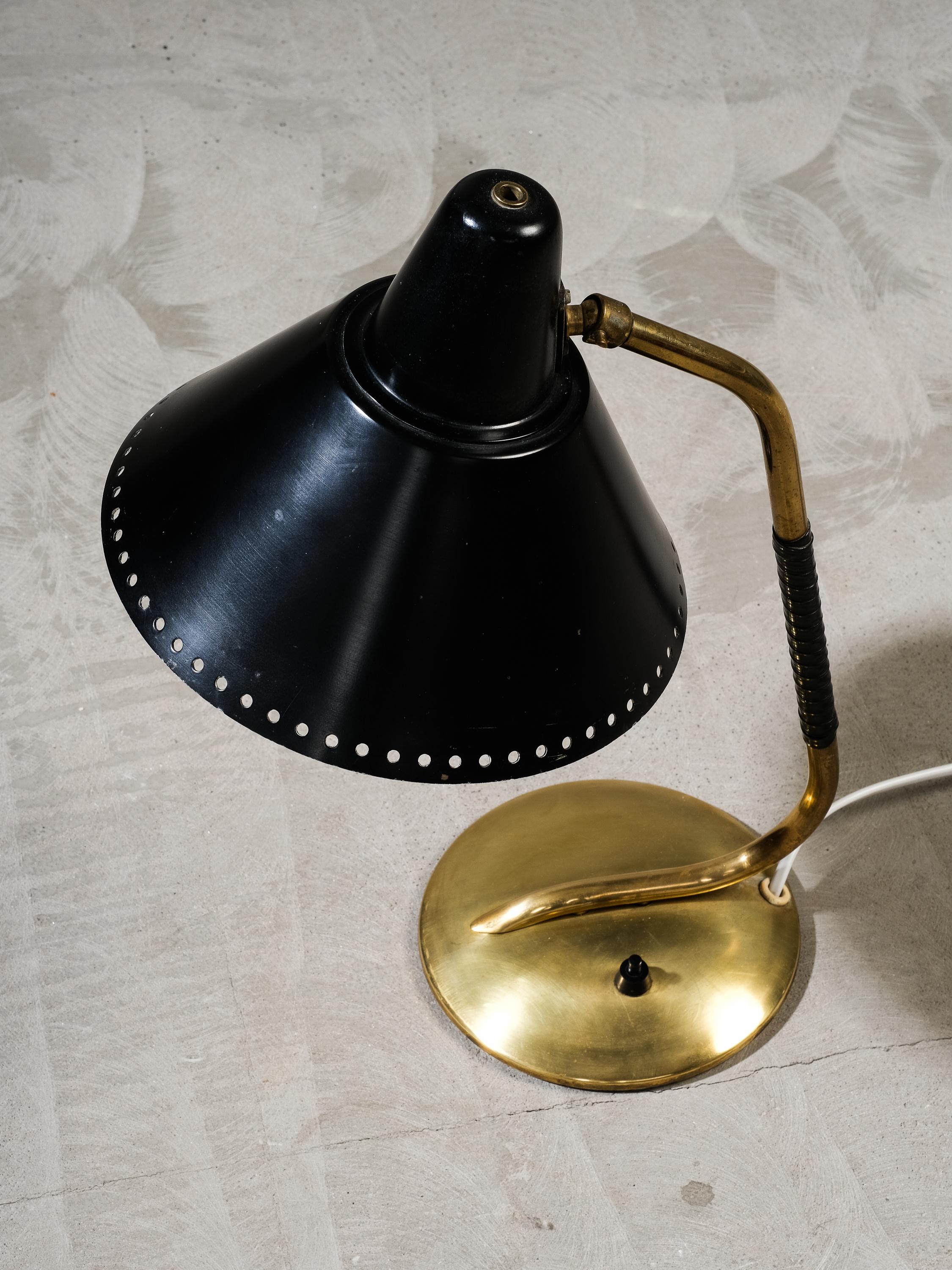 Painted Mid-Century Modern Black & Brass Table/Desk Lamp by Valinte, Finland, 1950s For Sale
