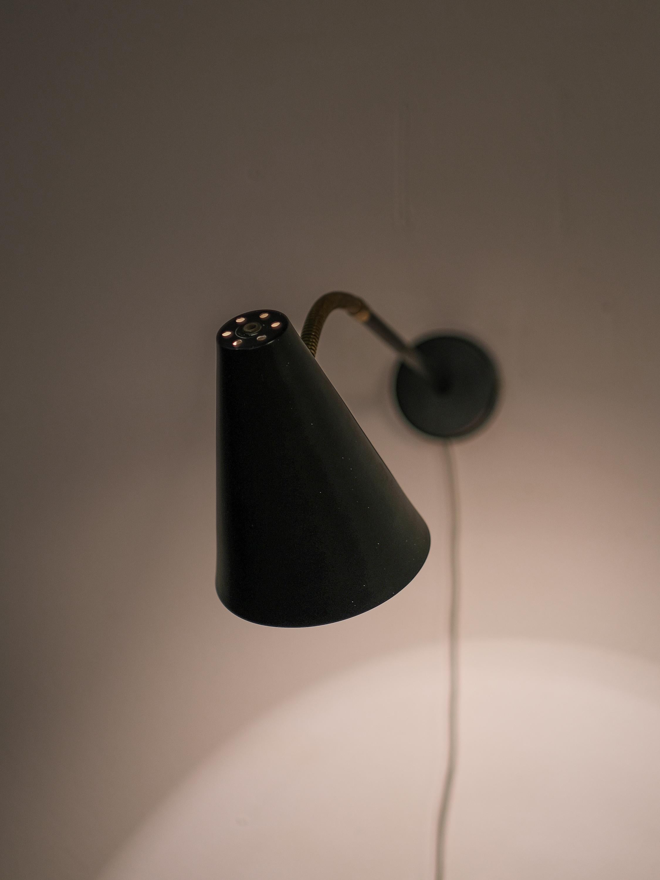 Mid-Century Modern Black & Brass Wall Lamp by Valinte, Finland, 1950s For Sale 3