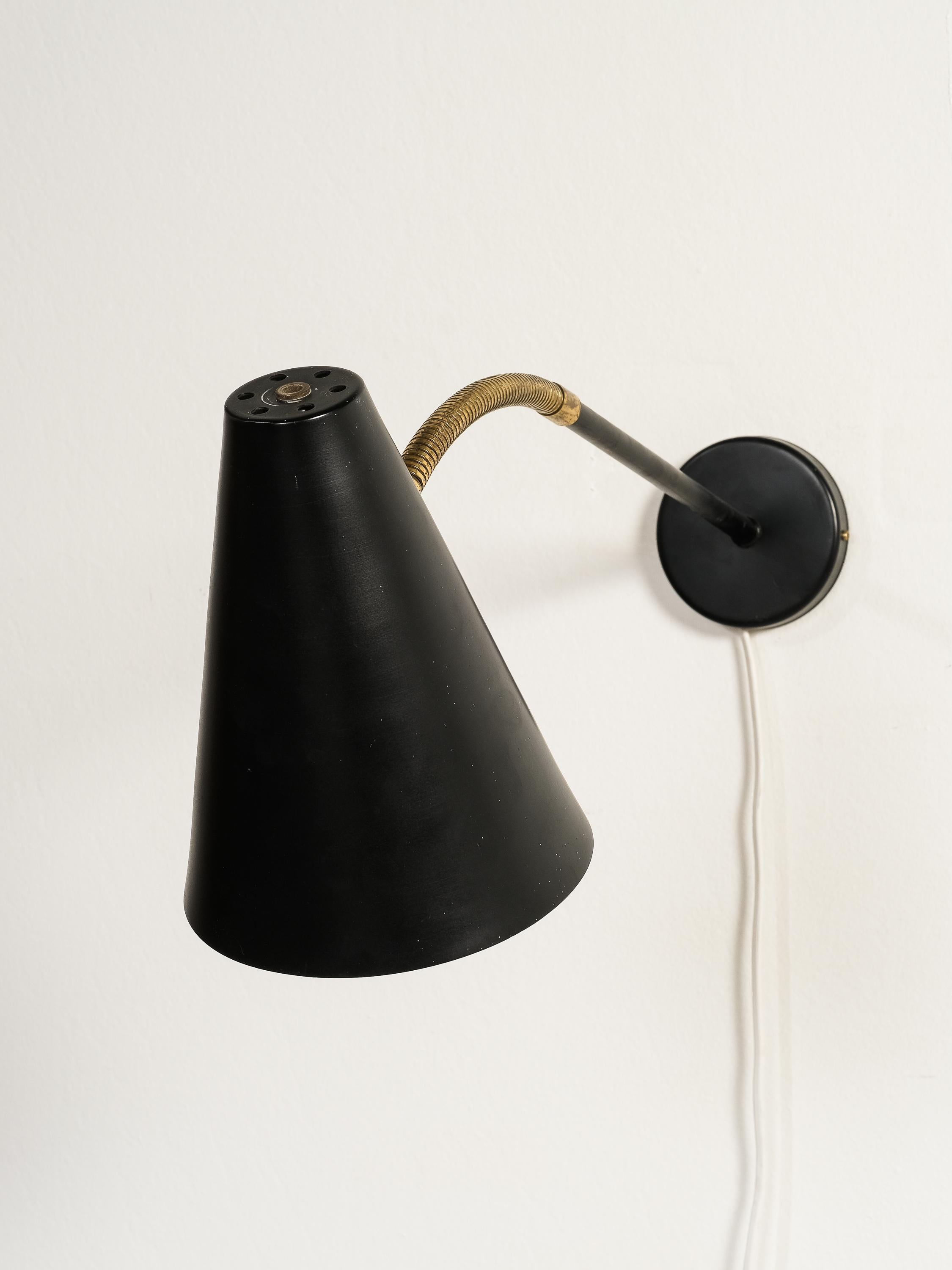 A Mid-20th century wall lamp by Valinte Oy, Finland, 1950s.
Brass and black painted metal. Manufacturer's mark.

Shade diameter 16cm
E27 bulb holder