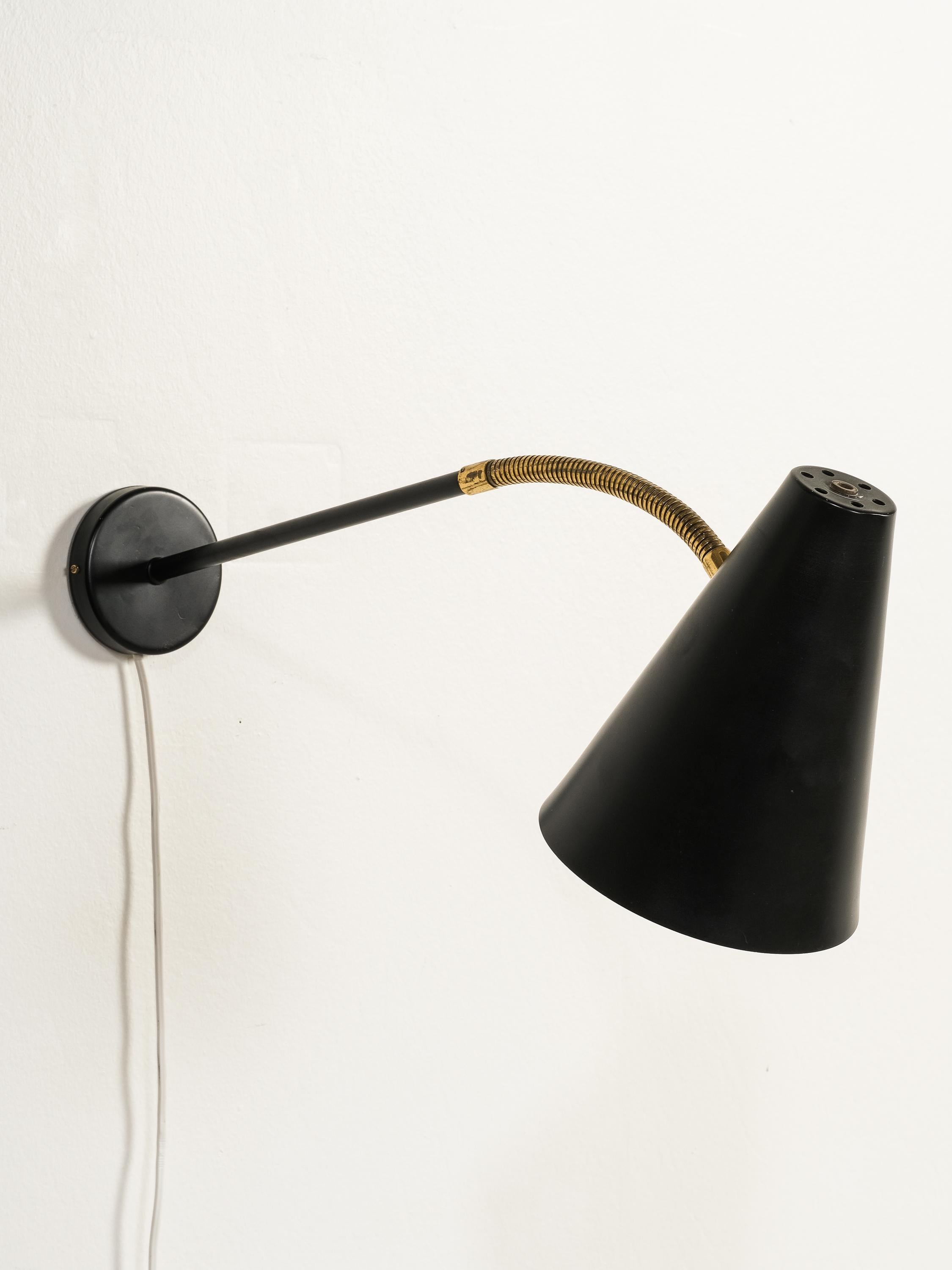 Scandinavian Modern Mid-Century Modern Black & Brass Wall Lamp by Valinte, Finland, 1950s For Sale