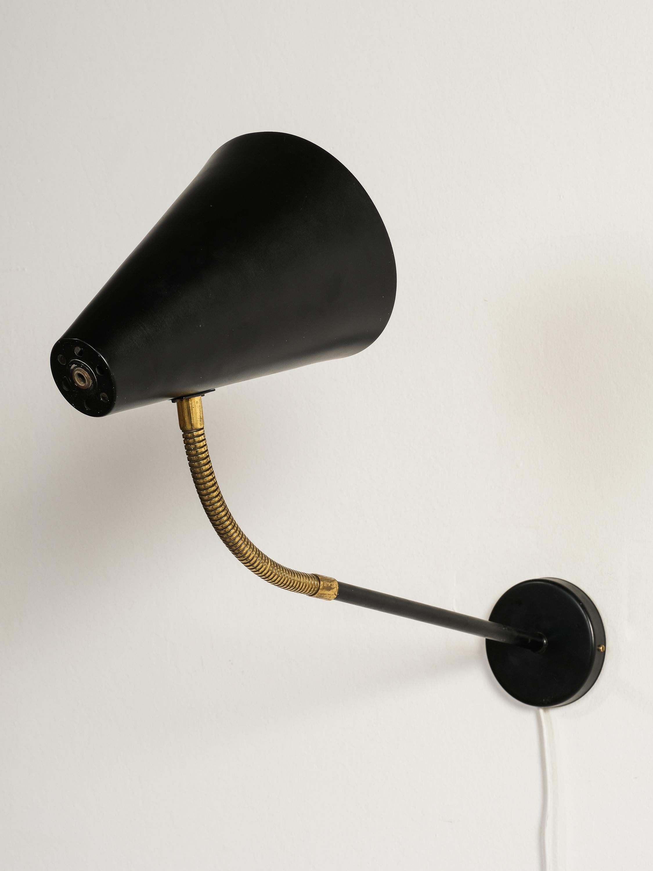 Mid-Century Modern Black & Brass Wall Lamp by Valinte, Finland, 1950s In Good Condition For Sale In Karis, Nyland