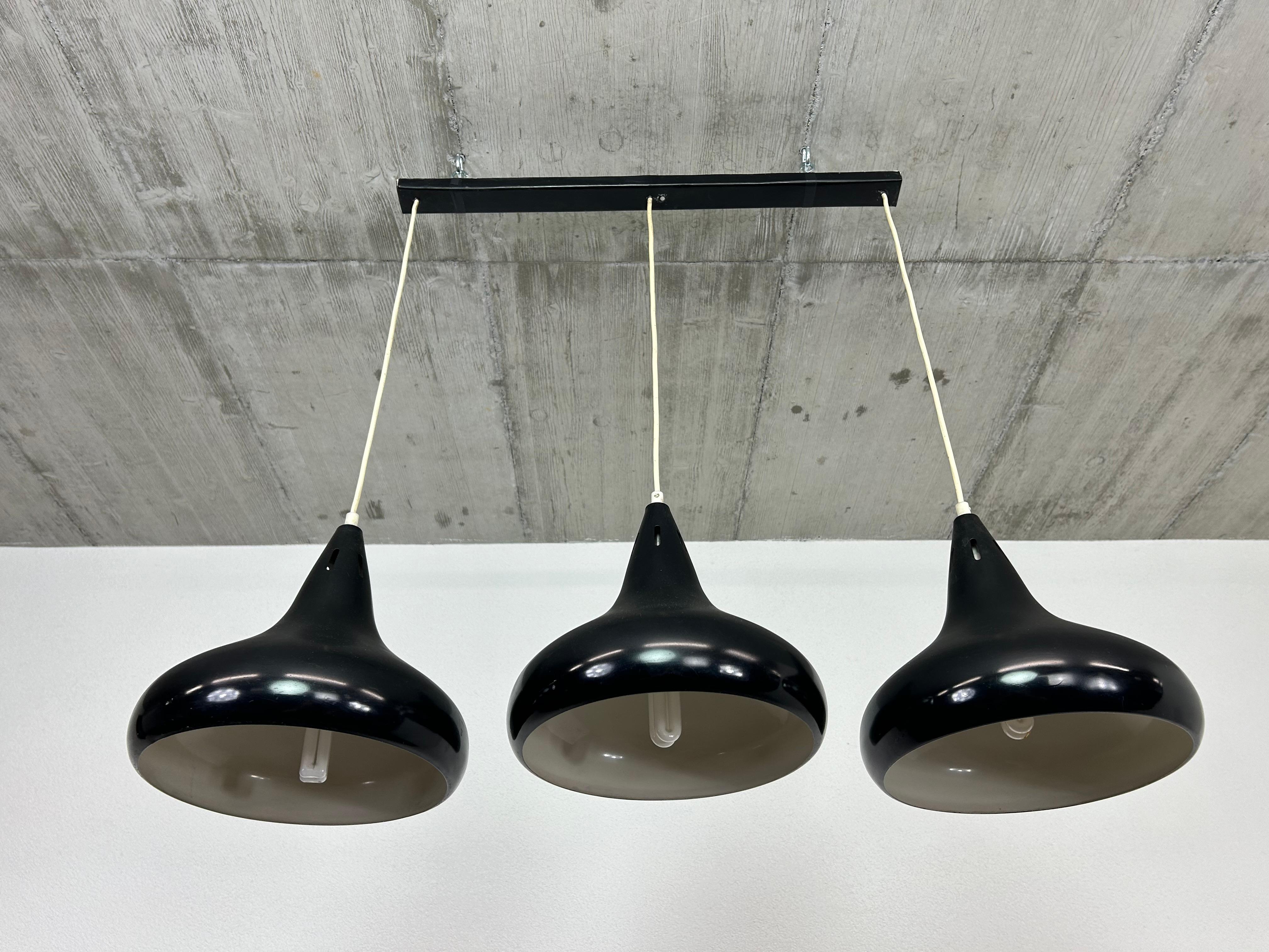 Lampada da soffitto nera moderna di metà secolo in condizioni originali vintage con segni d'uso.
