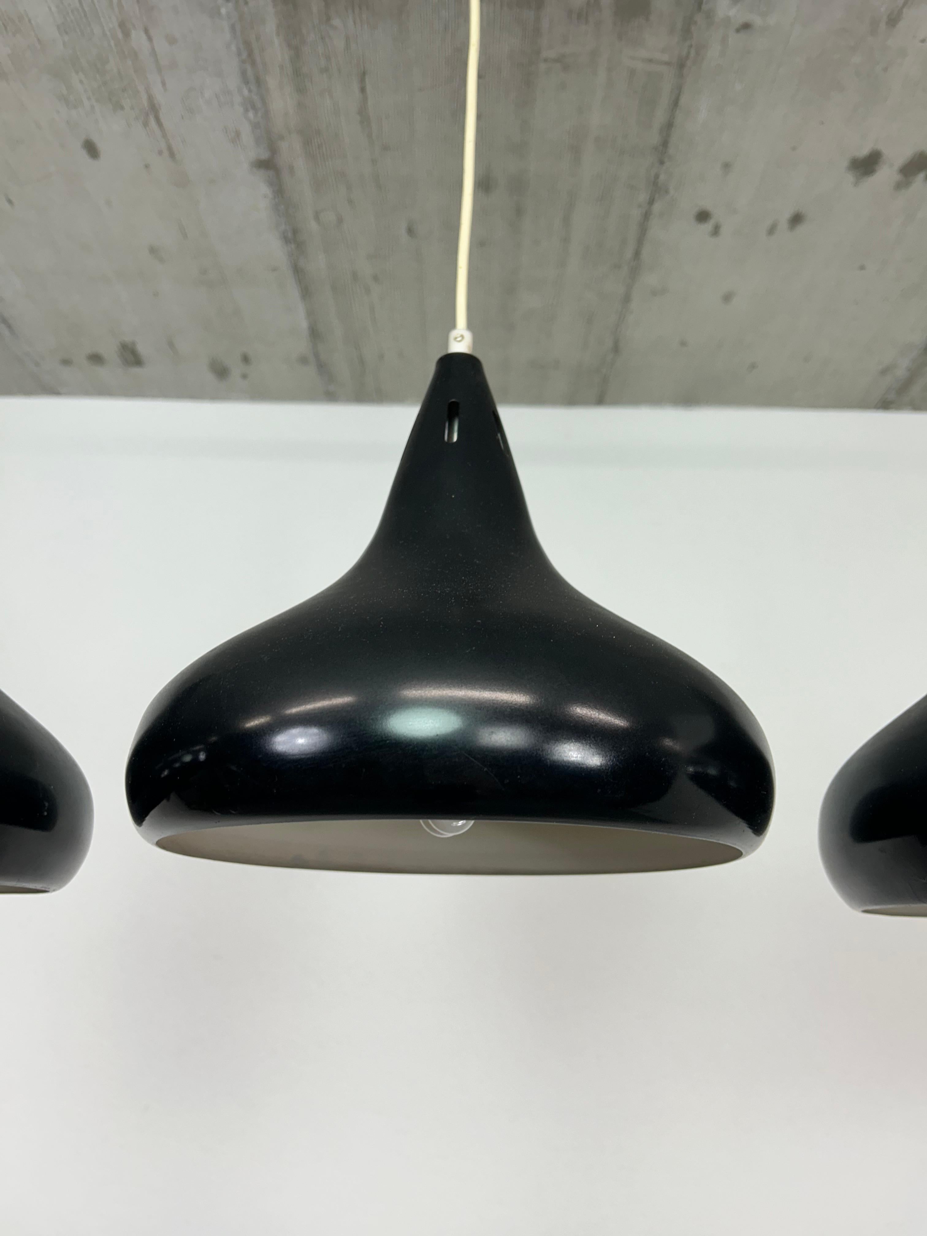 Ungherese Lampada da soffitto nera moderna di metà secolo in vendita