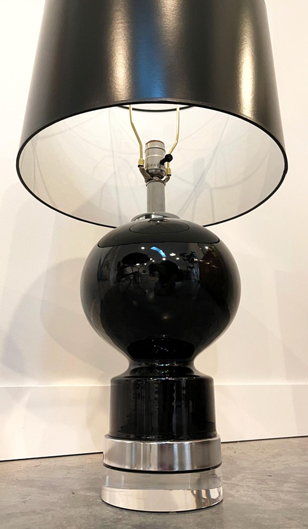 Lampade moderne di metà secolo in ceramica nera con basi in cromo e lucite in vendita 4
