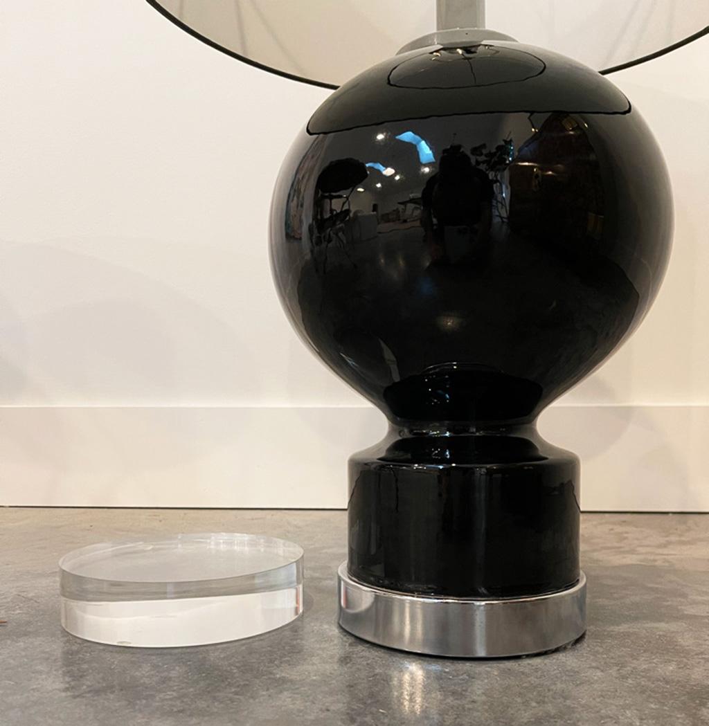 Lampade moderne di metà secolo in ceramica nera con basi in cromo e lucite in vendita 6