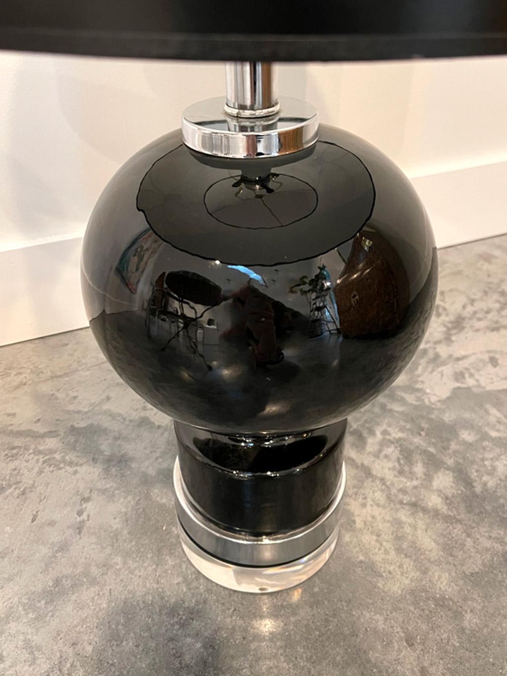 Mid-Century moderno Lampade moderne di metà secolo in ceramica nera con basi in cromo e lucite in vendita