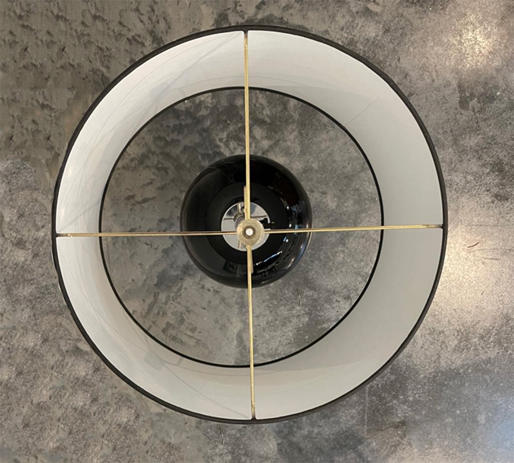 Sconosciuto Lampade moderne di metà secolo in ceramica nera con basi in cromo e lucite in vendita