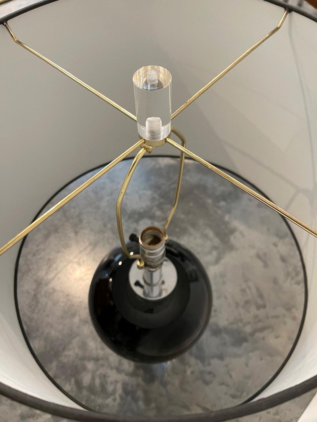 Ceramica Lampade moderne di metà secolo in ceramica nera con basi in cromo e lucite in vendita