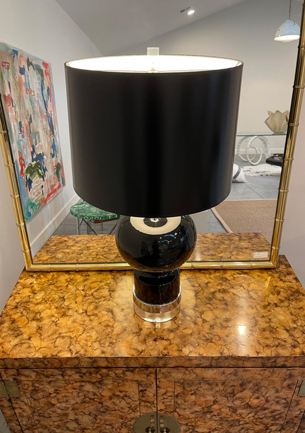 Lampade moderne di metà secolo in ceramica nera con basi in cromo e lucite in vendita 1