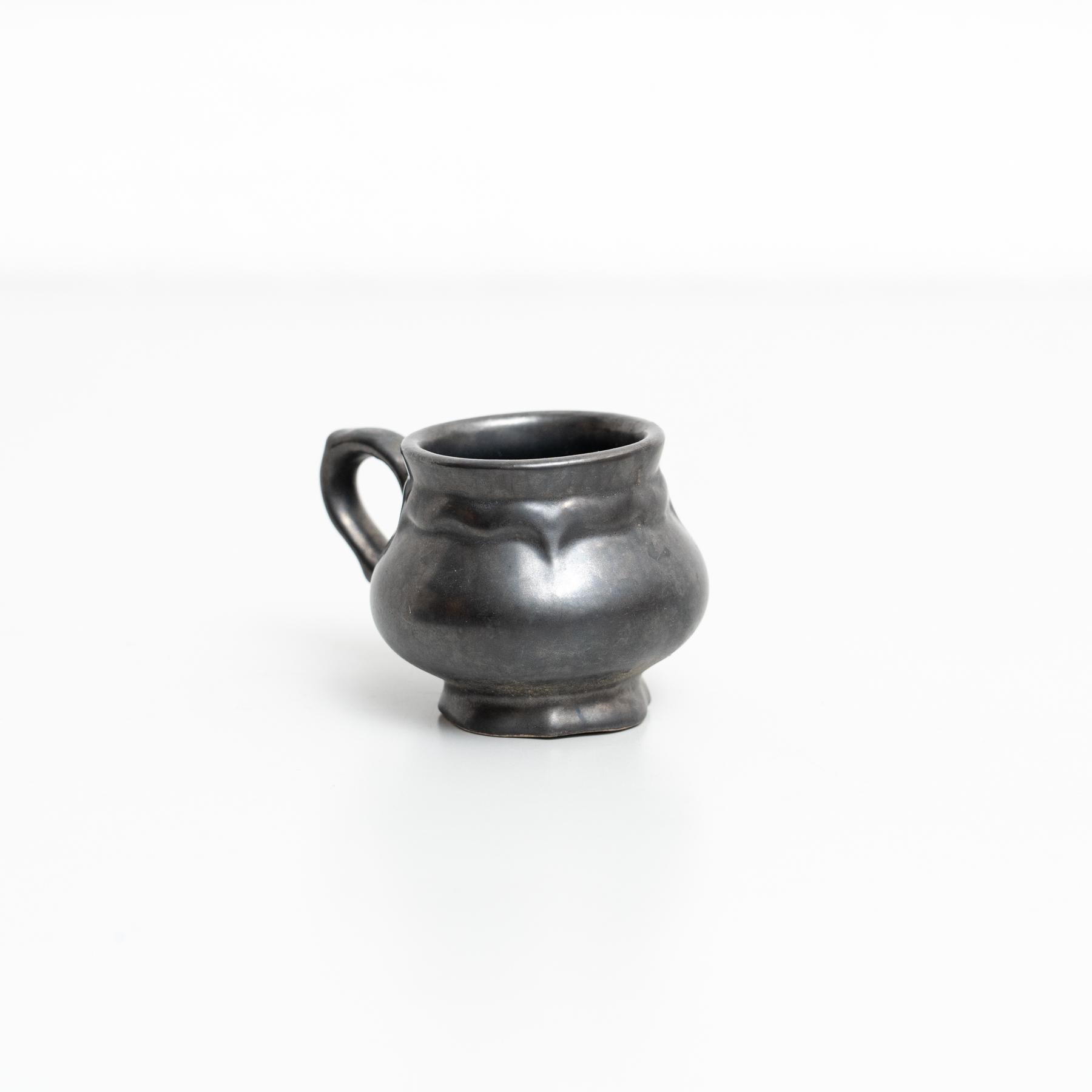 Service à thé en céramique noire du milieu du siècle dernier, circa 1950
Fabriqué en France

En état d'origine, avec de légères usures dues à l'âge et à l'utilisation, préservant une belle patine.

Ensemble de pièces :
	•	Théière :
	•	Hauteur : 23