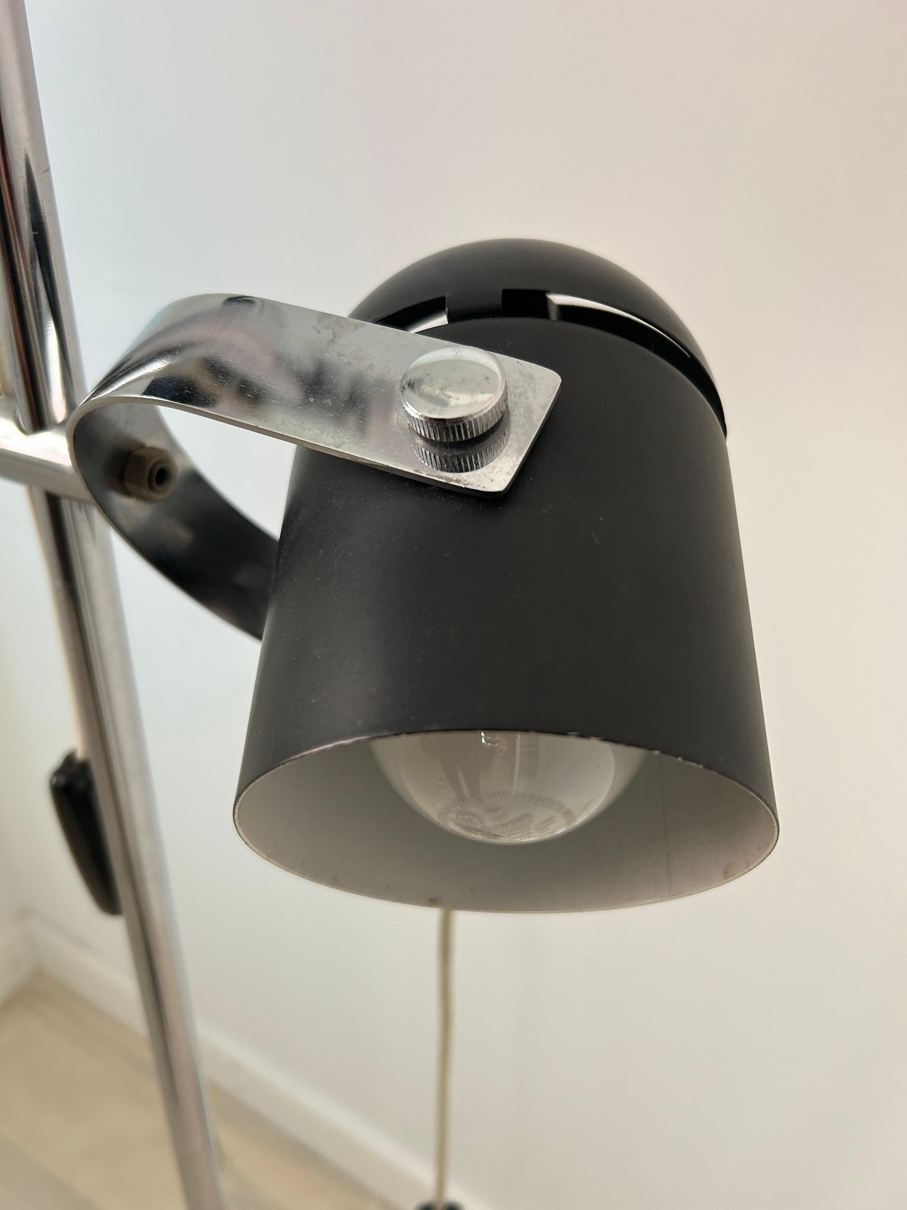 Lámpara de pie negra y cromada moderna de mediados de siglo diseñada por Stanislav Indra 1970 Aluminio en venta