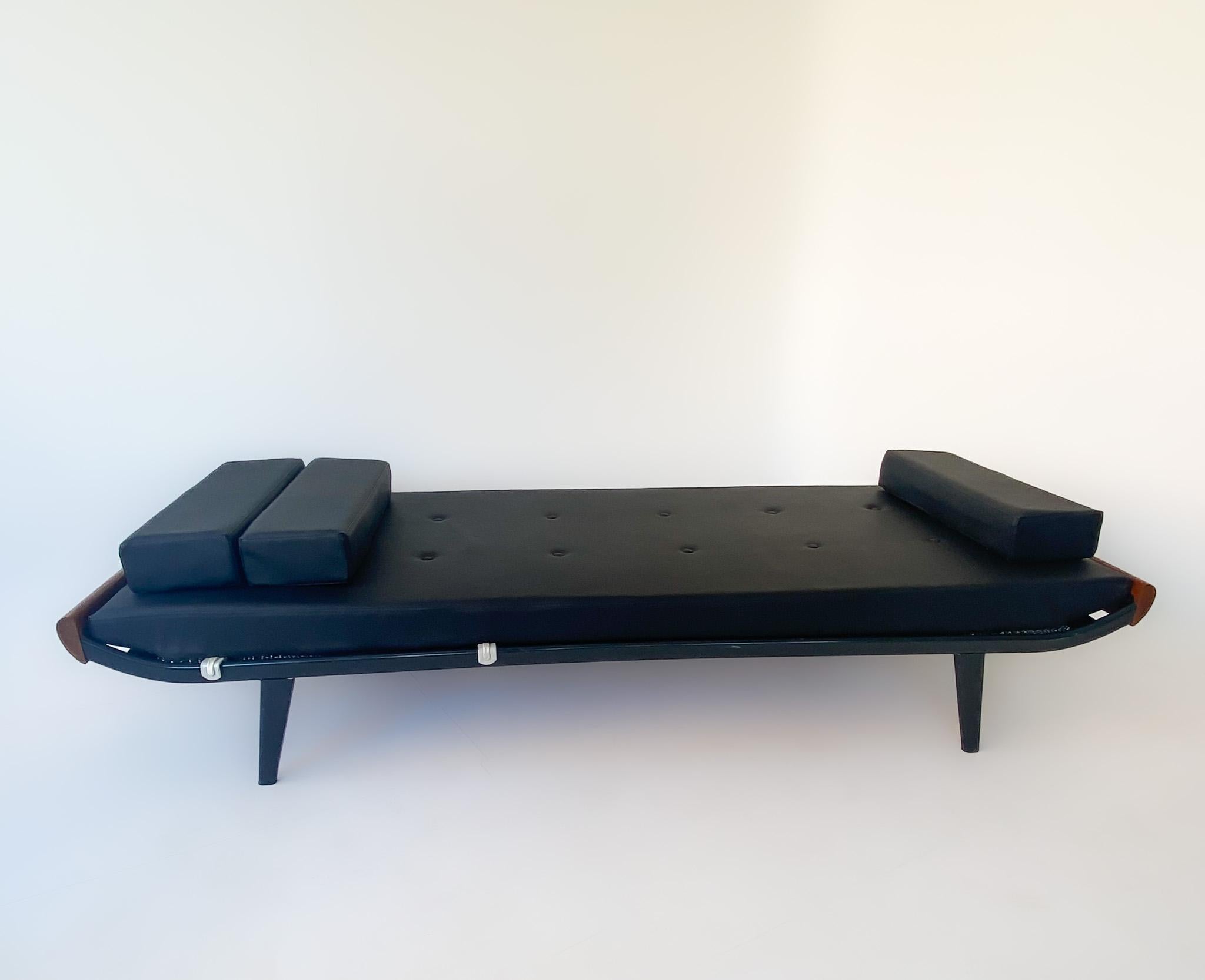 Mid-Century Modern black daybed Cleopatra by Dick Cordemeijer for Auping, Netherlands 1960s

A very elegant daybed designed by Dick Cordemeijer and produced by Auping in the Netherlands in the 1960s. This daybed - named Cleopatra - has a black