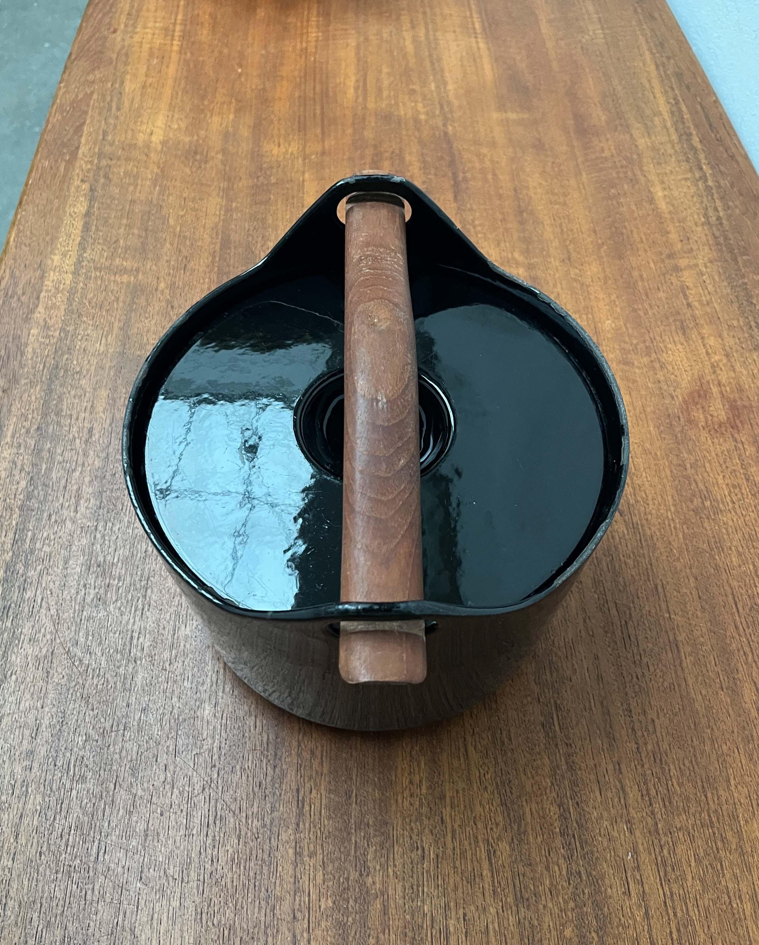 Mid-Century Modern Schwarz Emaille Topf Teak Griff Timo Sarpaneva Rosenlew Finnland (Moderne der Mitte des Jahrhunderts) im Angebot