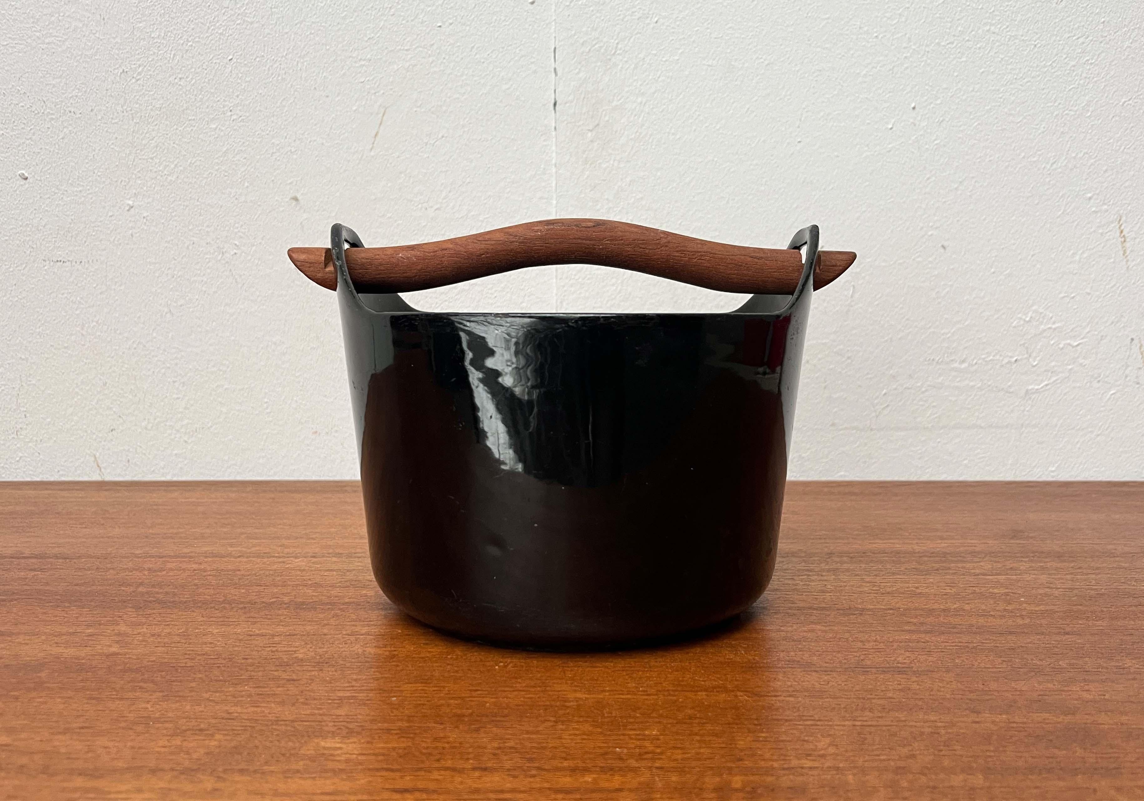 Mid-Century Modern Schwarz Emaille Topf Teak Griff Timo Sarpaneva Rosenlew Finnland (Moderne der Mitte des Jahrhunderts) im Angebot