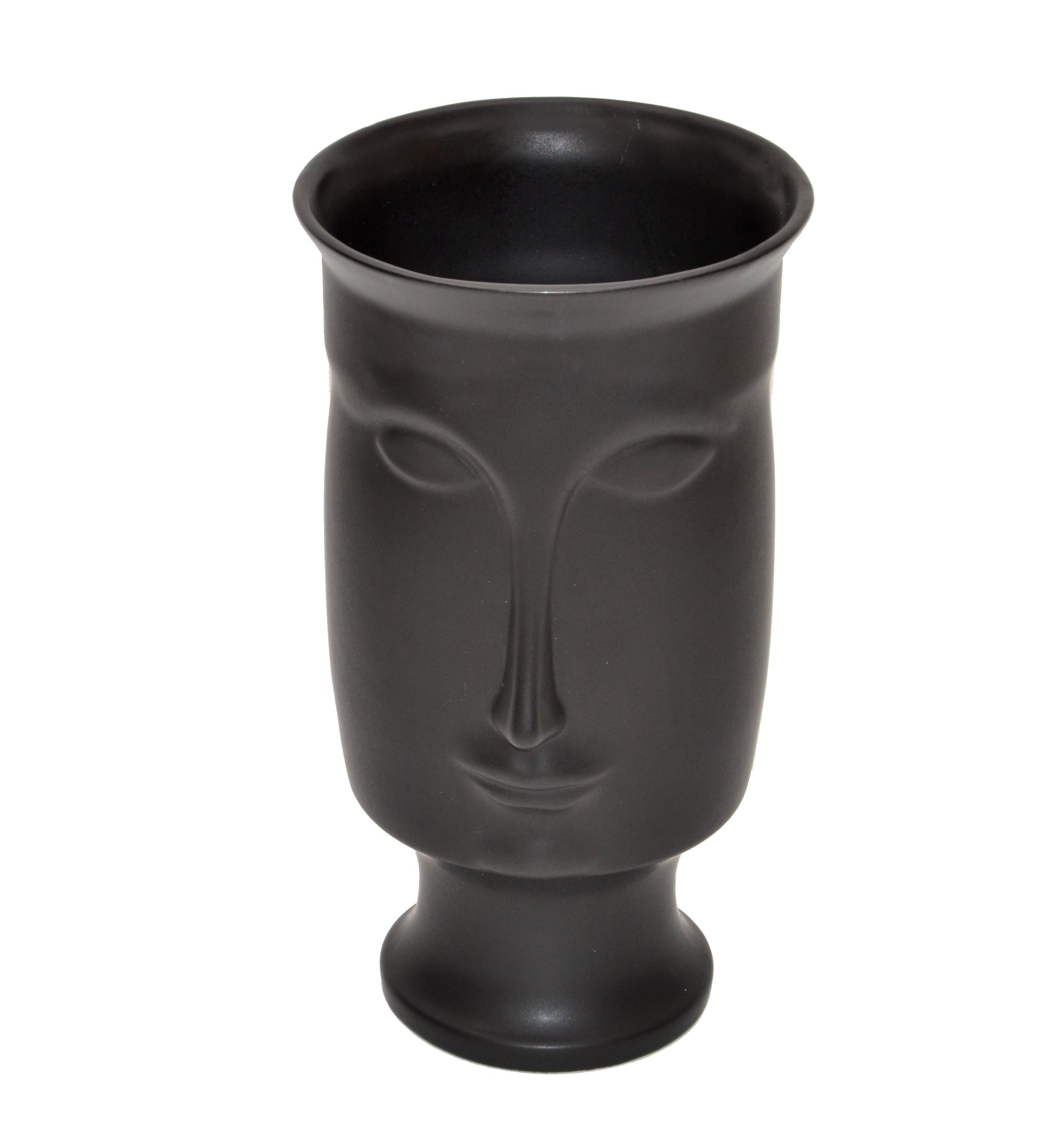 Mid-Century Modern black ceramic face or head vase.
Great looking from all sides.
Studio piece with no markings.