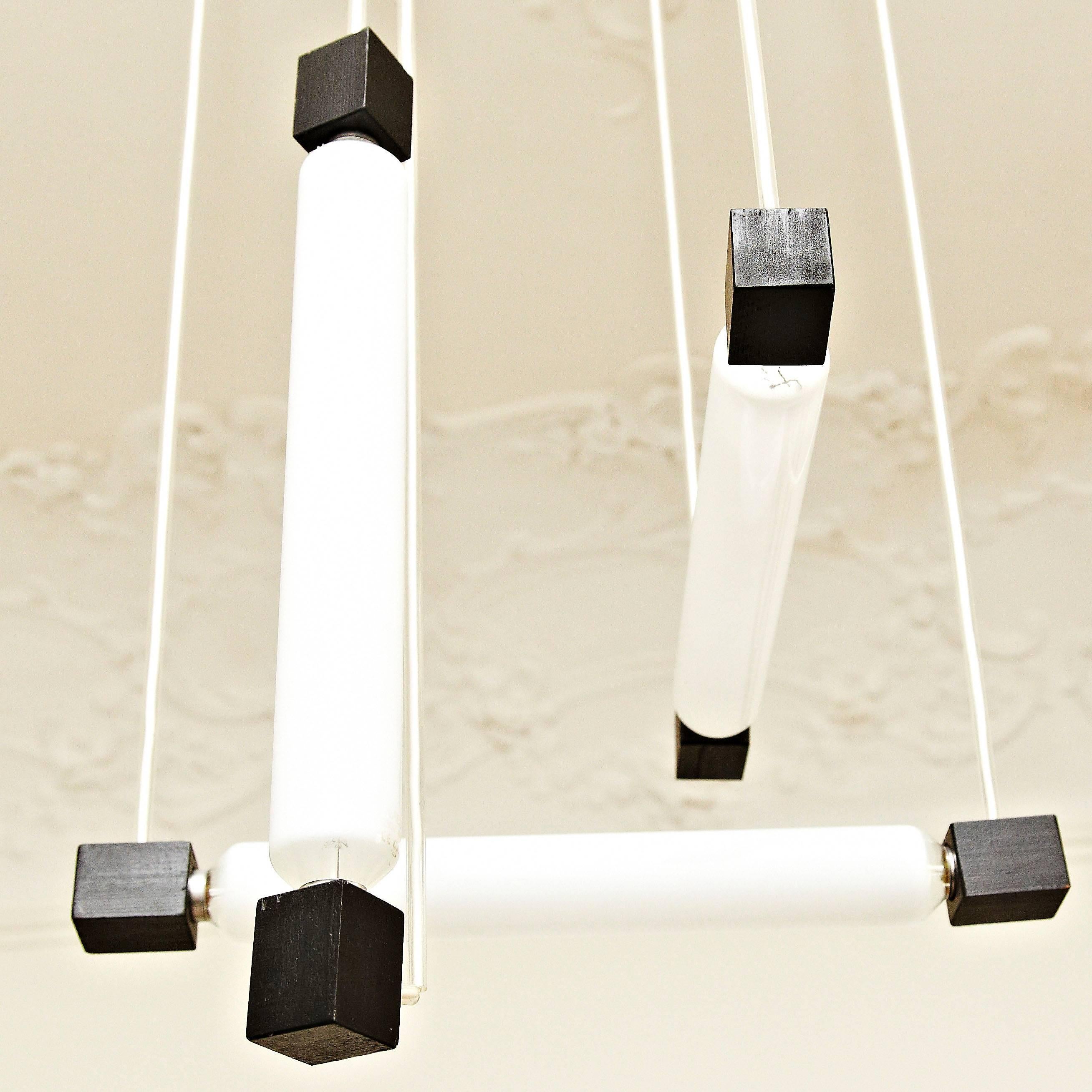 Hanging lamp, designed in the style of Rietveld, executed circa 1960 by unknown manufacturer.
Painted wooden structure and plastic tube protecting the electricity cable, with three bulbs.

In good original condition, with minor wear consistent