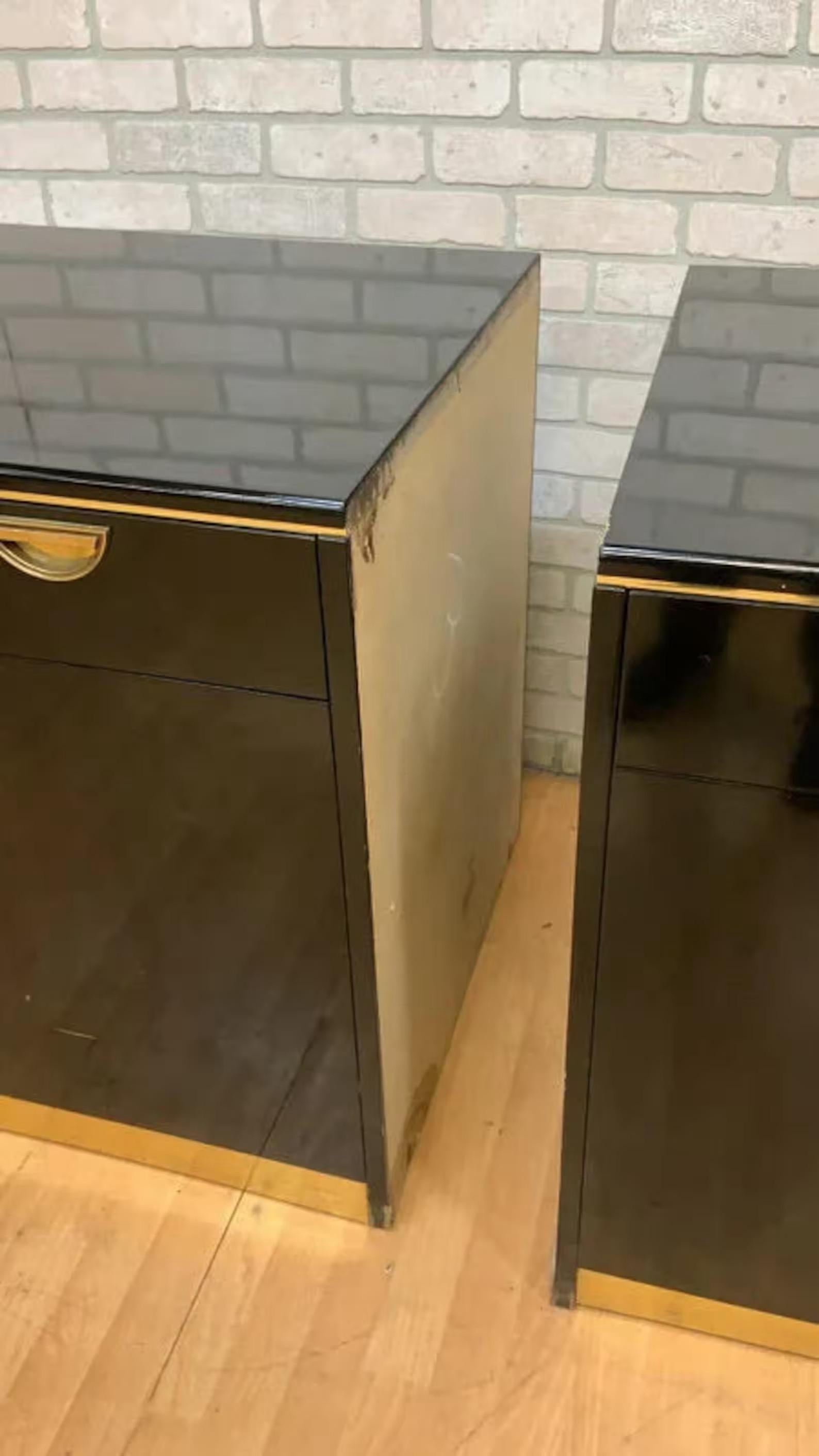 Credenza credenza in ottone e lacca nera di John Widdicomb del Medioevo Moderno in vendita 3
