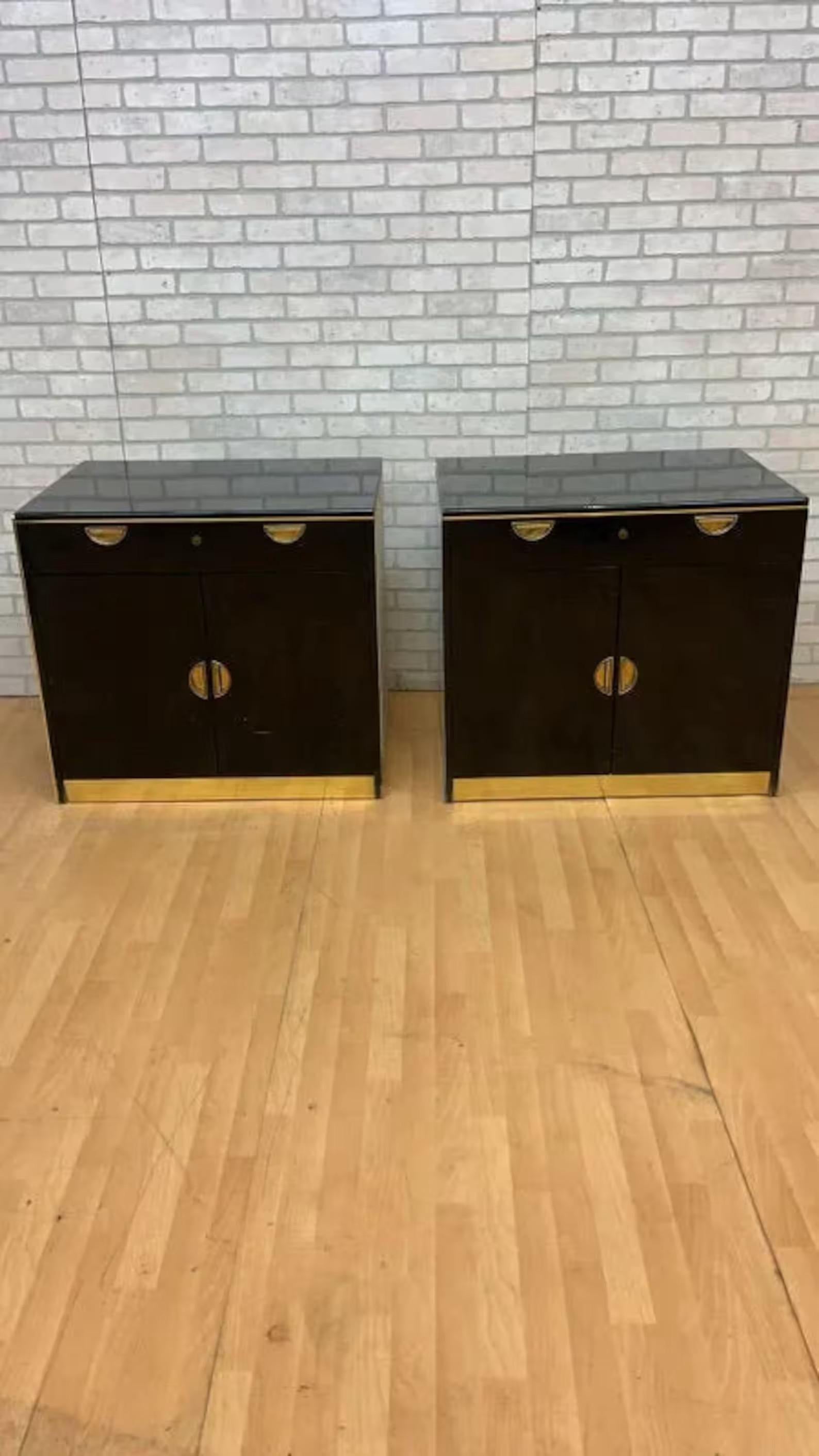 Credenza credenza d'epoca in ottone e lacca nera del Mid Century Modern di John Widdicomb

Questa credenza vintage Mid Century Modern in lacca nera e ottone di John Widdicomb offre un design versatile con 2 armadi che possono essere utilizzati