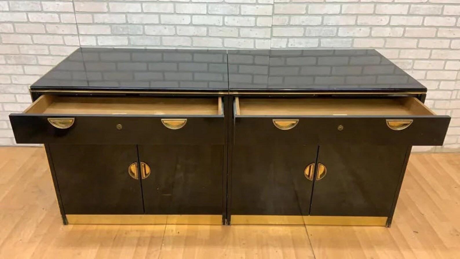 Mid-Century moderno Credenza credenza in ottone e lacca nera di John Widdicomb del Medioevo Moderno in vendita