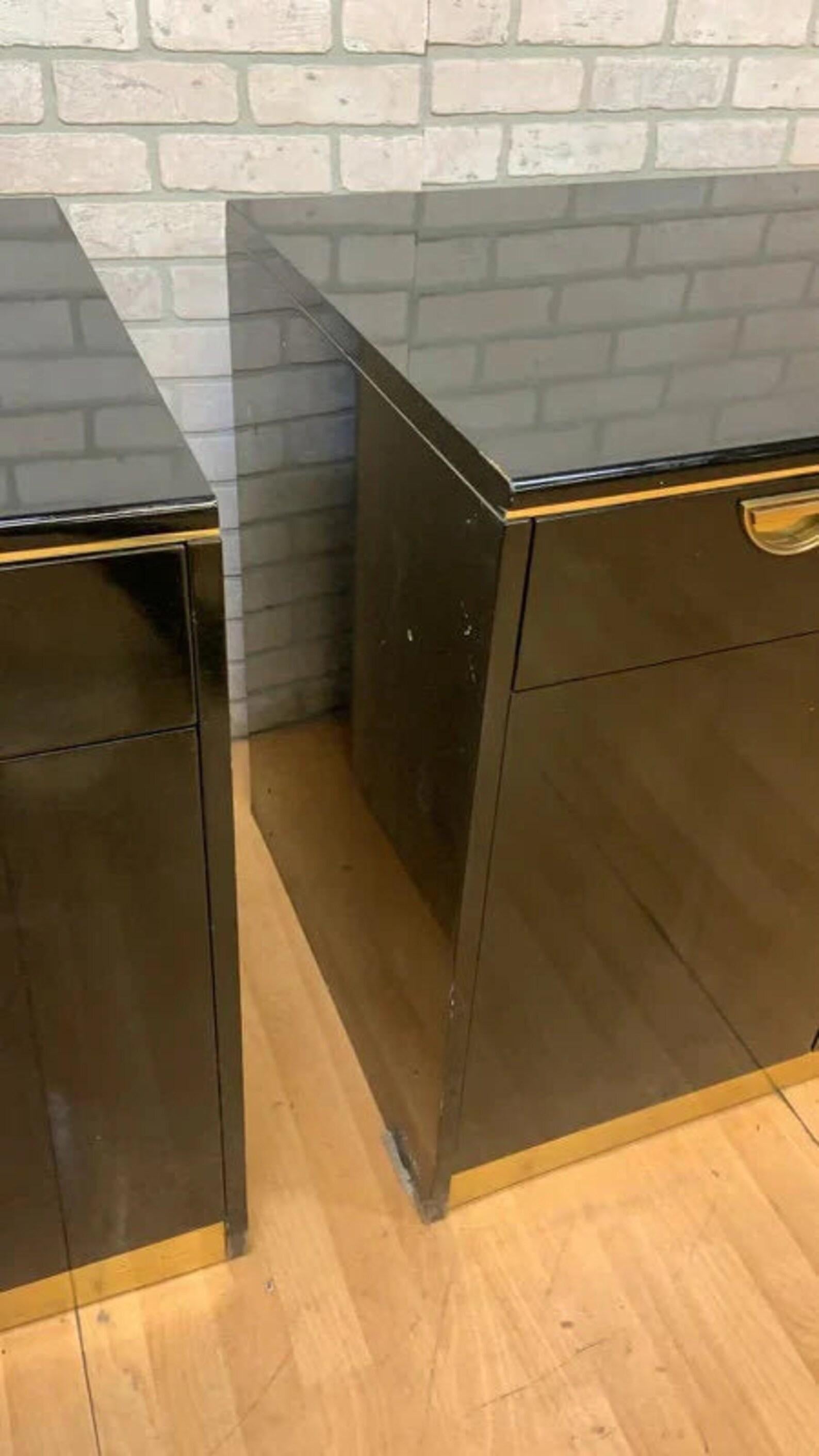 XX secolo Credenza credenza in ottone e lacca nera di John Widdicomb del Medioevo Moderno in vendita