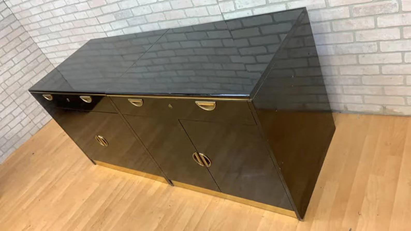 Lacca Credenza credenza in ottone e lacca nera di John Widdicomb del Medioevo Moderno in vendita